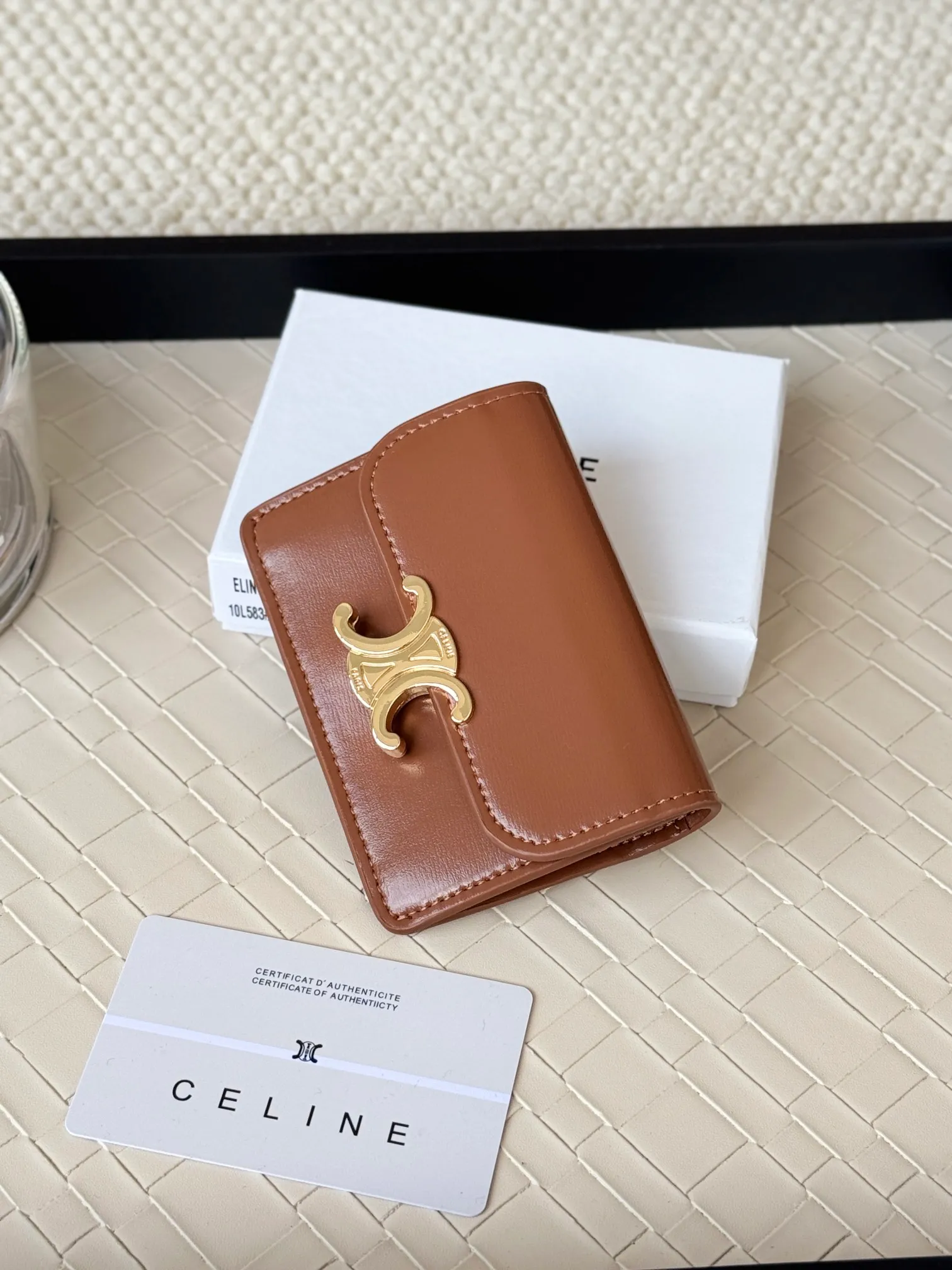 💰130 Celine's new card holder is online, ce's new classic card holder, with cow leather interior and triomphe snap closure, with 4 card slots inside and 1 outside card slot. It is easy to carry when going out, looks and wear-resistant, and is super light weight! Style number: 10L583 Size: 10.5x7x1cm