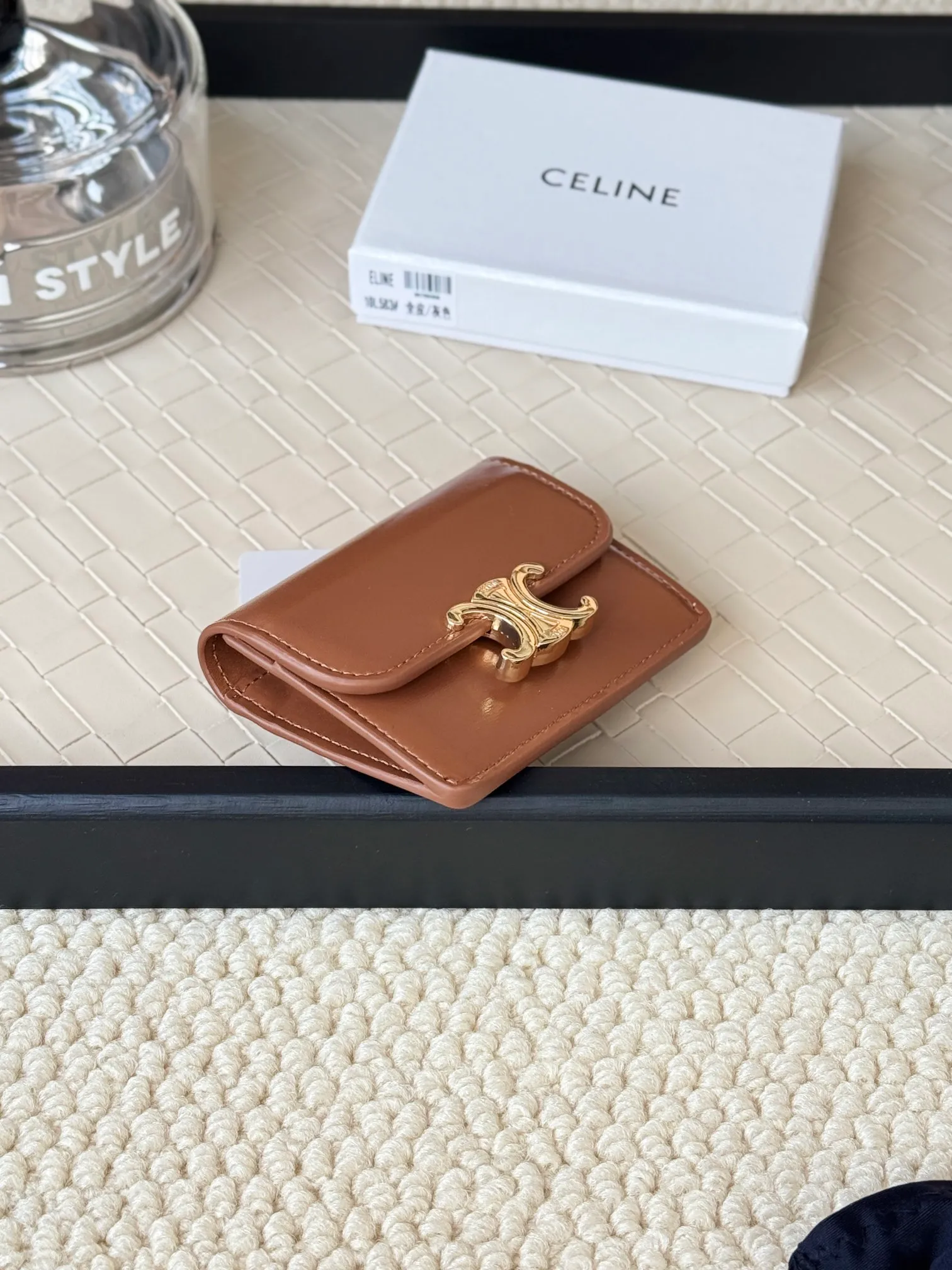 💰130 Celine's new card holder is online, ce's new classic card holder, with cow leather interior and triomphe snap closure, with 4 card slots inside and 1 outside card slot. It is easy to carry when going out, looks and wear-resistant, and is super light weight! Style number: 10L583 Size: 10.5x7x1cm