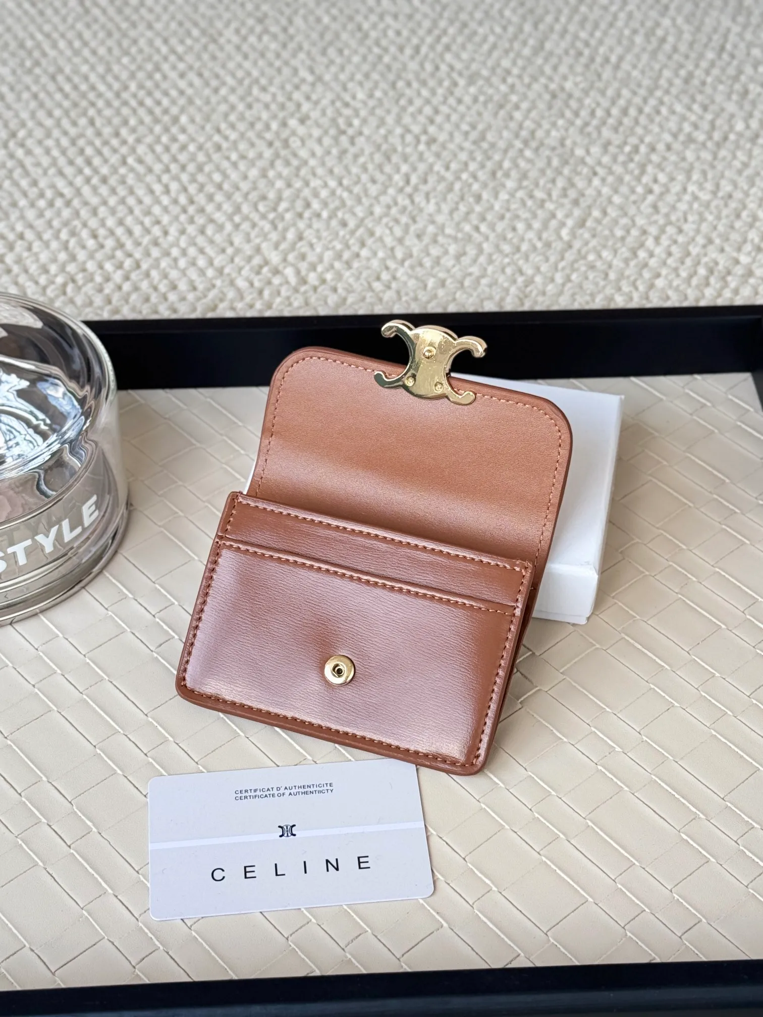 💰130 Celine's new card holder is online, ce's new classic card holder, with cow leather interior and triomphe snap closure, with 4 card slots inside and 1 outside card slot. It is easy to carry when going out, looks and wear-resistant, and is super light weight! Style number: 10L583 Size: 10.5x7x1cm