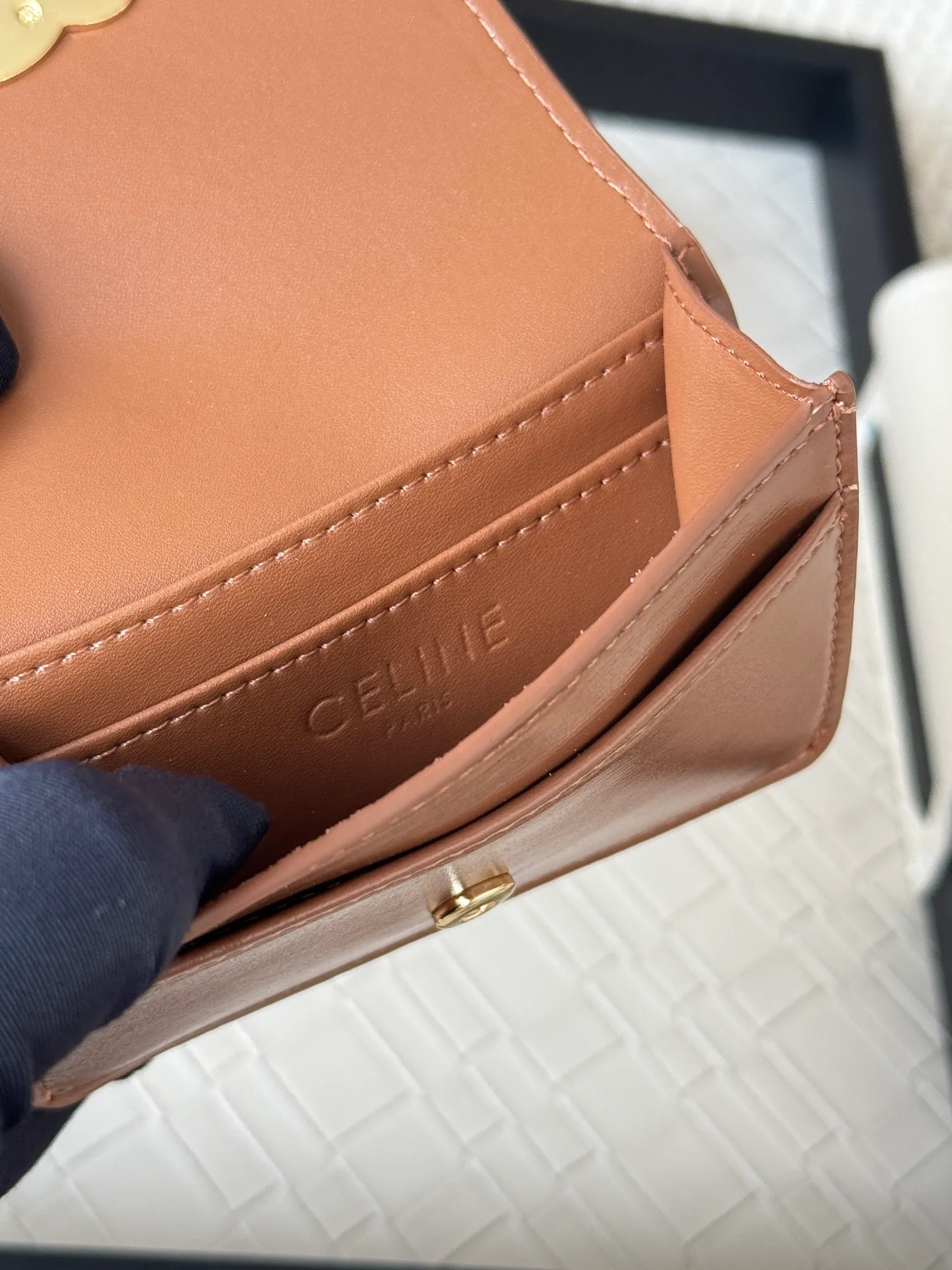 💰130 Celine's new card holder is online, ce's new classic card holder, with cow leather interior and triomphe snap closure, with 4 card slots inside and 1 outside card slot. It is easy to carry when going out, looks and wear-resistant, and is super light weight! Style number: 10L583 Size: 10.5x7x1cm