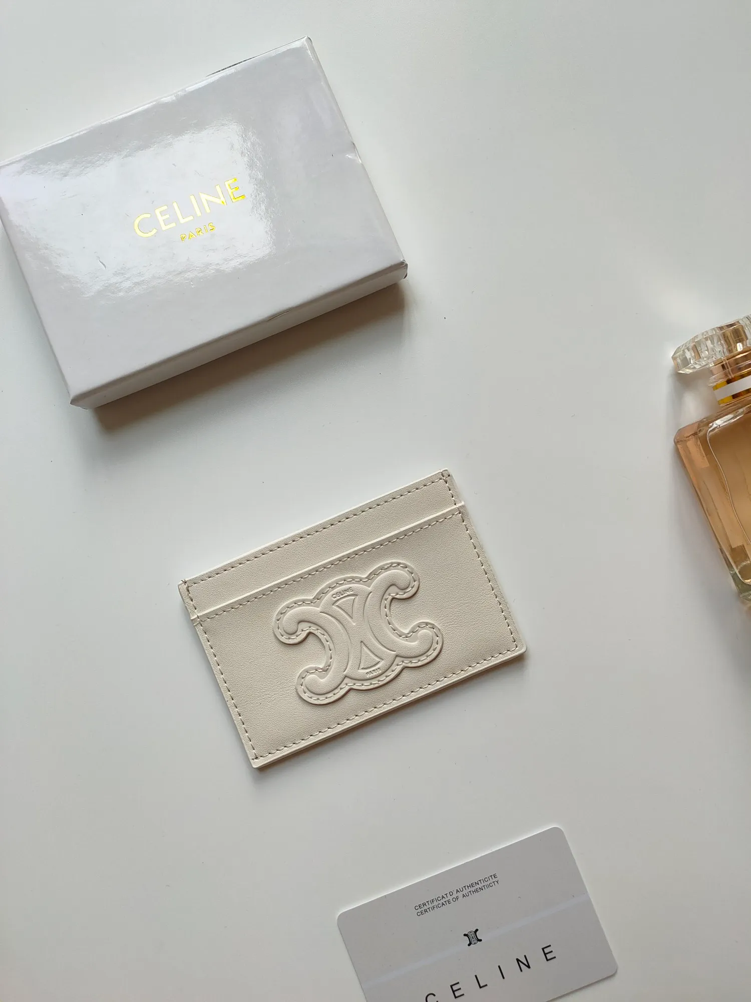 ￥90 CELINE's new embossed logo card holder, made of first-layer cowhide, two card slots + one middle pocket. Style number: 10B703 Size: 10.5 X 7cm