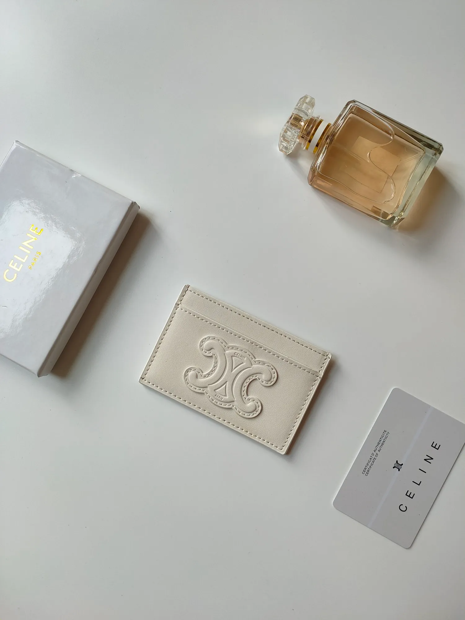 ￥90 CELINE's new embossed logo card holder, made of first-layer cowhide, two card slots + one middle pocket. Style number: 10B703 Size: 10.5 X 7cm
