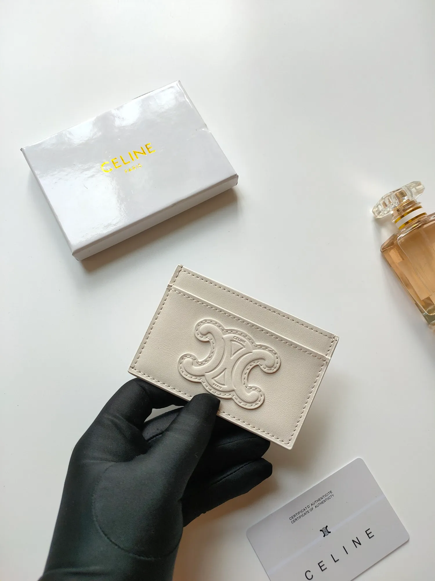 ￥90 CELINE's new embossed logo card holder, made of first-layer cowhide, two card slots + one middle pocket. Style number: 10B703 Size: 10.5 X 7cm