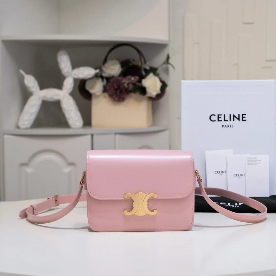 C * eline Triomphe small box leather, new color cherry blossom pink [hand scratch pattern] ➕ sheepskin lining. So beautiful. This bag is full of retro feel. The logo is inspired by the chains of the Arc de Triomphe in Paris. The inverted double C-shaped lock buckle is full of retro style. It can be carried on the shoulder or cross-body, with internal zipper pockets and flat pockets. 🉑️The adjustable wide shoulder strap design is more suitable and will not scratch your clothes. 🤔It is more refined and textured than the classic box. A little more cute than the large medium. Cowhide + sheepskin lining, with all-steel 5 gold.  Model 🔍188423. Dimensions: 18.5x14x6cm.