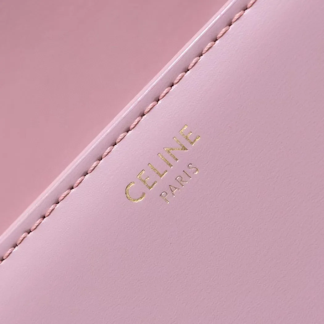 C * eline Triomphe small box leather, new color cherry blossom pink [hand scratch pattern] ➕ sheepskin lining. So beautiful. This bag is full of retro feel. The logo is inspired by the chains of the Arc de Triomphe in Paris. The inverted double C-shaped lock buckle is full of retro style. It can be carried on the shoulder or cross-body, with internal zipper pockets and flat pockets. 🉑️The adjustable wide shoulder strap design is more suitable and will not scratch your clothes. 🤔It is more refined and textured than the classic box. A little more cute than the large medium. Cowhide + sheepskin lining, with all-steel 5 gold.  Model 🔍188423. Dimensions: 18.5x14x6cm.