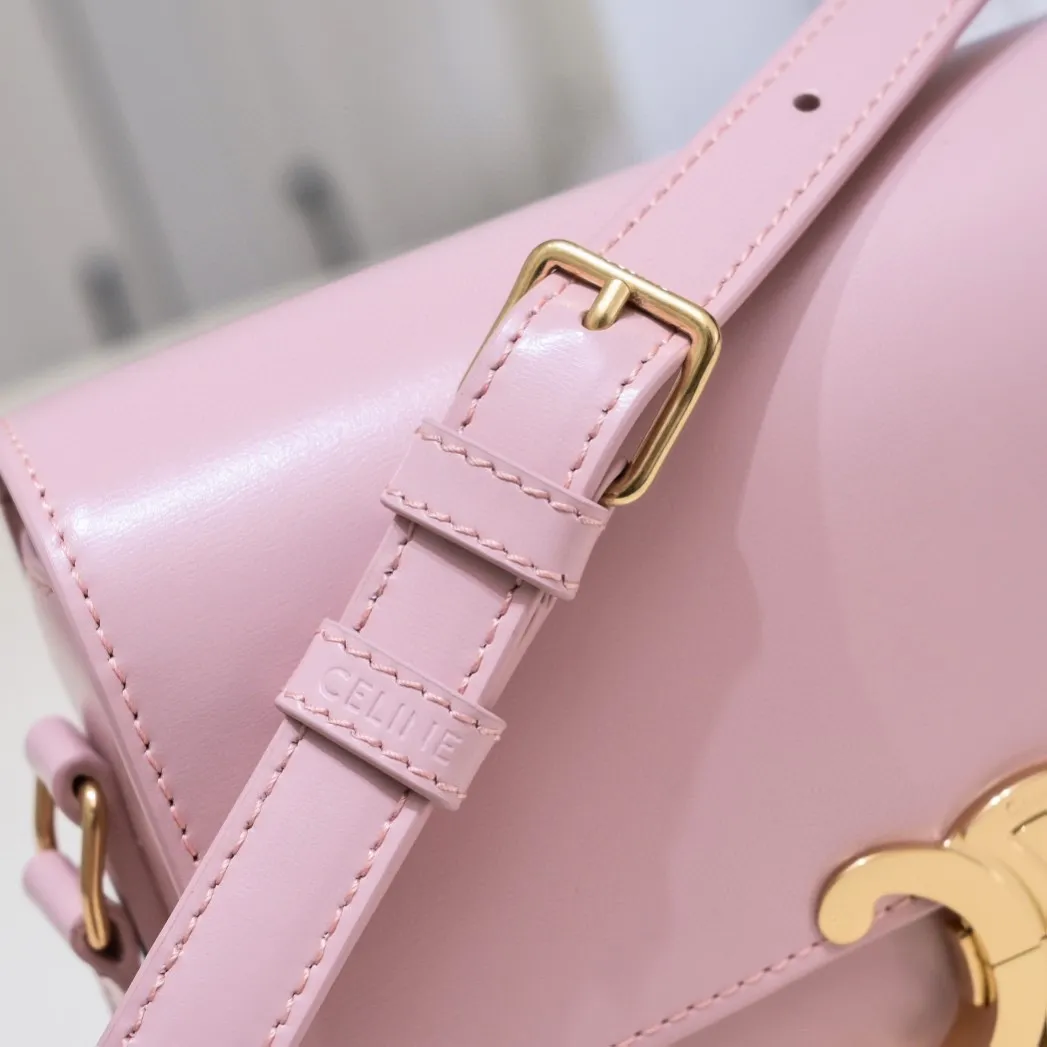 C * eline Triomphe small box leather, new color cherry blossom pink [hand scratch pattern] ➕ sheepskin lining. So beautiful. This bag is full of retro feel. The logo is inspired by the chains of the Arc de Triomphe in Paris. The inverted double C-shaped lock buckle is full of retro style. It can be carried on the shoulder or cross-body, with internal zipper pockets and flat pockets. 🉑️The adjustable wide shoulder strap design is more suitable and will not scratch your clothes. 🤔It is more refined and textured than the classic box. A little more cute than the large medium. Cowhide + sheepskin lining, with all-steel 5 gold.  Model 🔍188423. Dimensions: 18.5x14x6cm.
