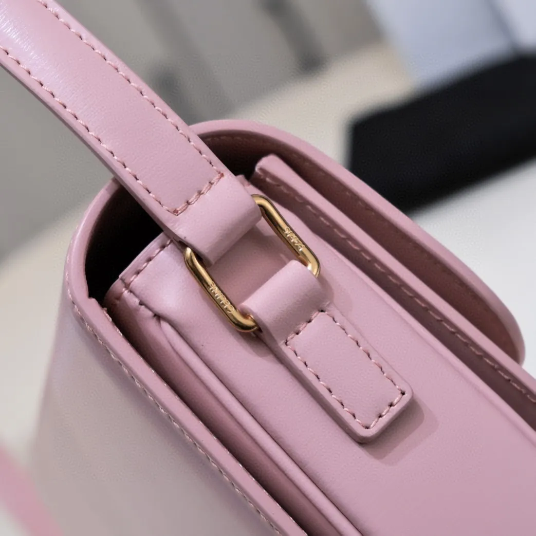 C * eline Triomphe small box leather, new color cherry blossom pink [hand scratch pattern] ➕ sheepskin lining. So beautiful. This bag is full of retro feel. The logo is inspired by the chains of the Arc de Triomphe in Paris. The inverted double C-shaped lock buckle is full of retro style. It can be carried on the shoulder or cross-body, with internal zipper pockets and flat pockets. 🉑️The adjustable wide shoulder strap design is more suitable and will not scratch your clothes. 🤔It is more refined and textured than the classic box. A little more cute than the large medium. Cowhide + sheepskin lining, with all-steel 5 gold.  Model 🔍188423. Dimensions: 18.5x14x6cm.