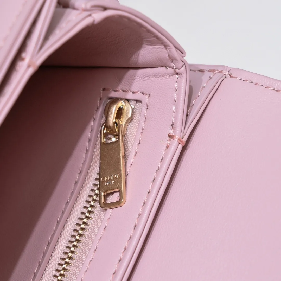 C * eline Triomphe small box leather, new color cherry blossom pink [hand scratch pattern] ➕ sheepskin lining. So beautiful. This bag is full of retro feel. The logo is inspired by the chains of the Arc de Triomphe in Paris. The inverted double C-shaped lock buckle is full of retro style. It can be carried on the shoulder or cross-body, with internal zipper pockets and flat pockets. 🉑️The adjustable wide shoulder strap design is more suitable and will not scratch your clothes. 🤔It is more refined and textured than the classic box. A little more cute than the large medium. Cowhide + sheepskin lining, with all-steel 5 gold.  Model 🔍188423. Dimensions: 18.5x14x6cm.