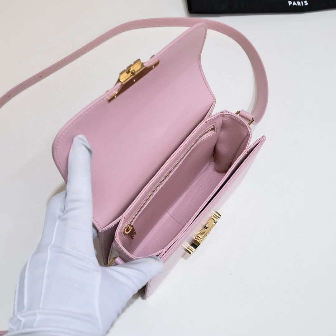 C * eline Triomphe small box leather, new color cherry blossom pink [hand scratch pattern] ➕ sheepskin lining. So beautiful. This bag is full of retro feel. The logo is inspired by the chains of the Arc de Triomphe in Paris. The inverted double C-shaped lock buckle is full of retro style. It can be carried on the shoulder or cross-body, with internal zipper pockets and flat pockets. 🉑️The adjustable wide shoulder strap design is more suitable and will not scratch your clothes. 🤔It is more refined and textured than the classic box. A little more cute than the large medium. Cowhide + sheepskin lining, with all-steel 5 gold.  Model 🔍188423. Dimensions: 18.5x14x6cm.