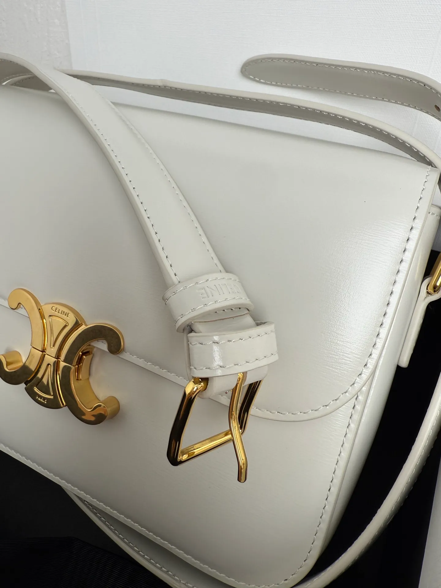 p1760 The definition of the new concept of the Arc de Triomphe adds Parisian elements, retro style, noble temperament, is recognized again in the fashion field, and is loved by many stars. Classics are re-innovated, and the classic buckle exquisite design is once again reinvented. It is in line with the forefront of fashion ✔️ Pure sheepskin on the outside and pure sheepskin on the inside. The classic black gold is timeless and can be matched with any style. Size: Size: 22-16-8 Style number: 187366