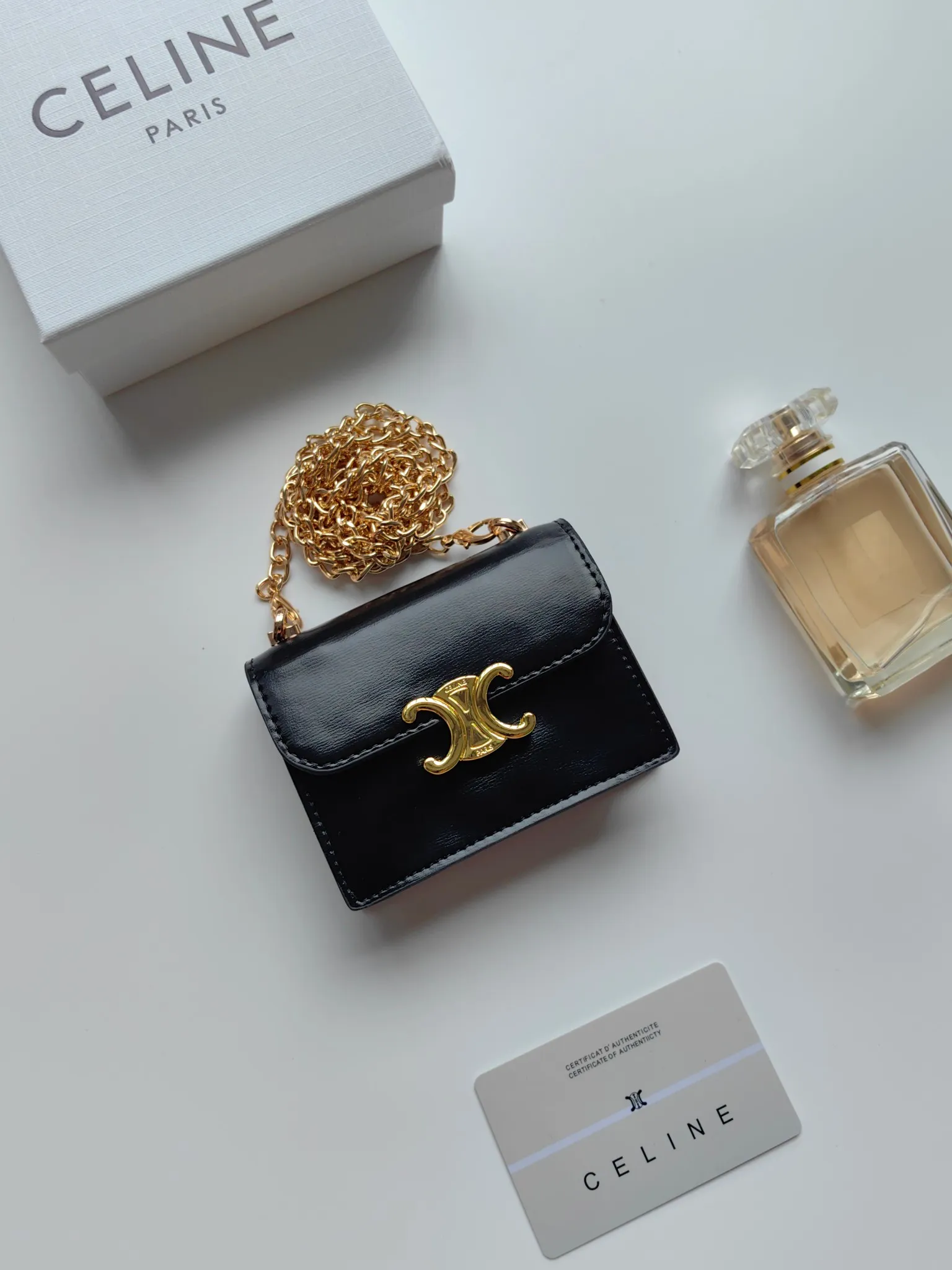 💰140 Celine's new chain TRIOMPHE business card bag, which can be worn cross-body, has a classic pattern with plain microfiber on the inside, gold-finished TRIOMPHE metal snap closure, 1 thickened main compartment, and 3 inner card slots. No.: 10N062 Size: 10.5x8.5x3 cm