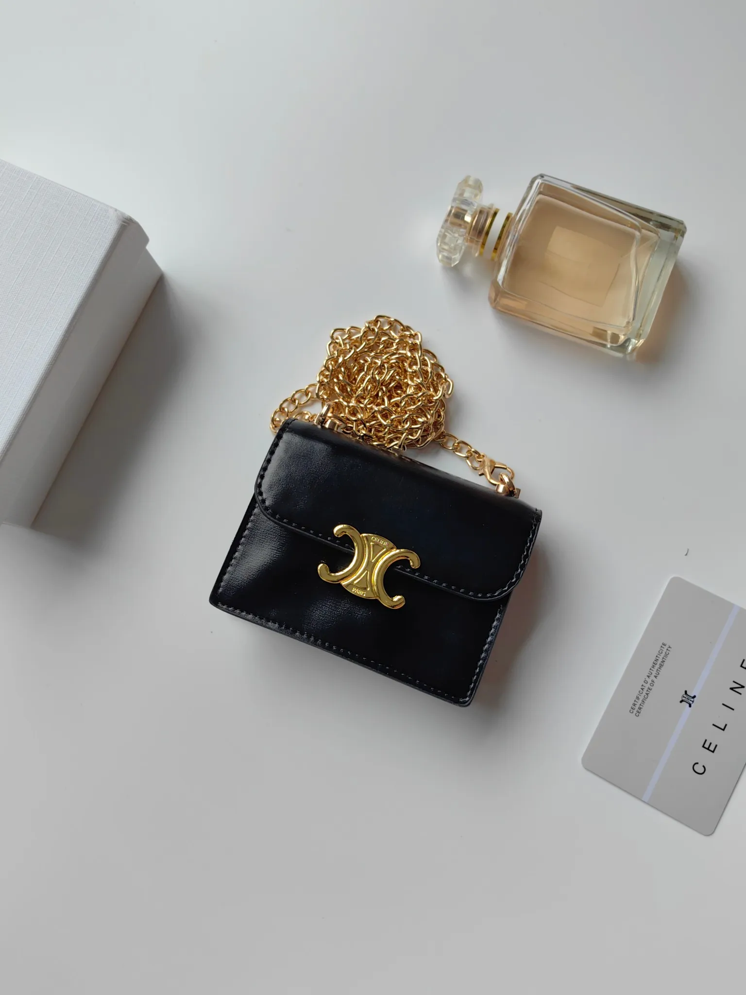 💰140 Celine's new chain TRIOMPHE business card bag, which can be worn cross-body, has a classic pattern with plain microfiber on the inside, gold-finished TRIOMPHE metal snap closure, 1 thickened main compartment, and 3 inner card slots. No.: 10N062 Size: 10.5x8.5x3 cm