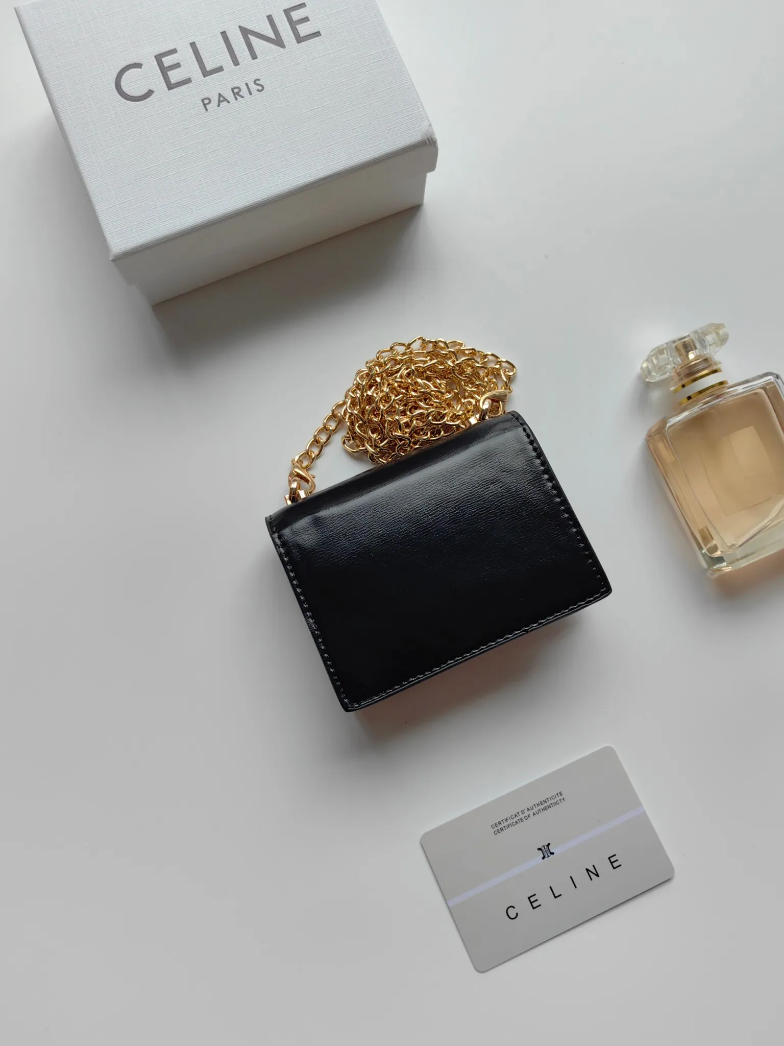 💰140 Celine's new chain TRIOMPHE business card bag, which can be worn cross-body, has a classic pattern with plain microfiber on the inside, gold-finished TRIOMPHE metal snap closure, 1 thickened main compartment, and 3 inner card slots. No.: 10N062 Size: 10.5x8.5x3 cm