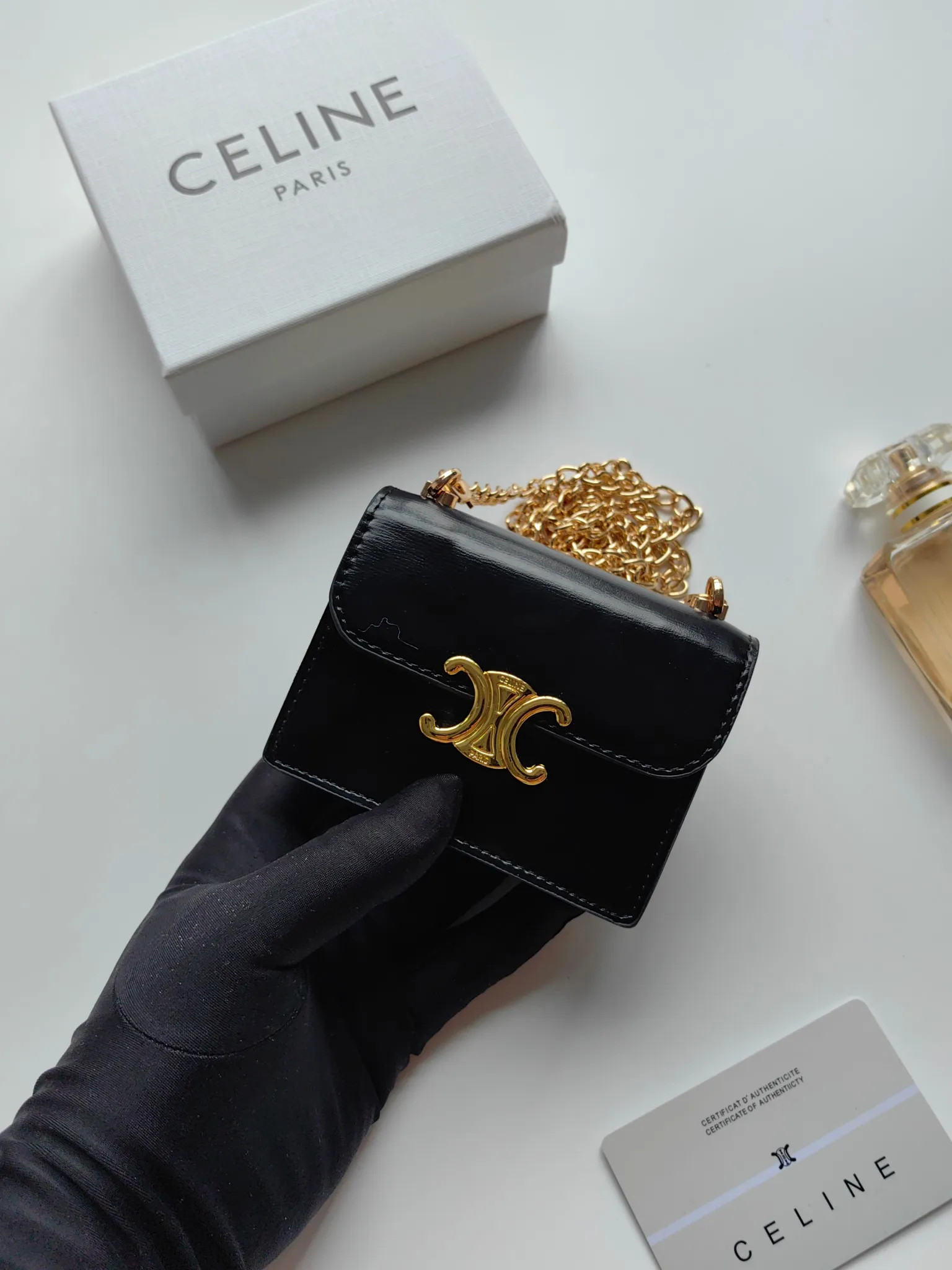 💰140 Celine's new chain TRIOMPHE business card bag, which can be worn cross-body, has a classic pattern with plain microfiber on the inside, gold-finished TRIOMPHE metal snap closure, 1 thickened main compartment, and 3 inner card slots. No.: 10N062 Size: 10.5x8.5x3 cm