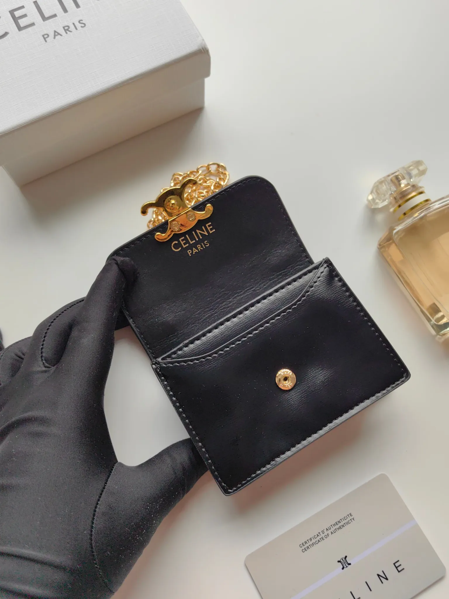 💰140 Celine's new chain TRIOMPHE business card bag, which can be worn cross-body, has a classic pattern with plain microfiber on the inside, gold-finished TRIOMPHE metal snap closure, 1 thickened main compartment, and 3 inner card slots. No.: 10N062 Size: 10.5x8.5x3 cm