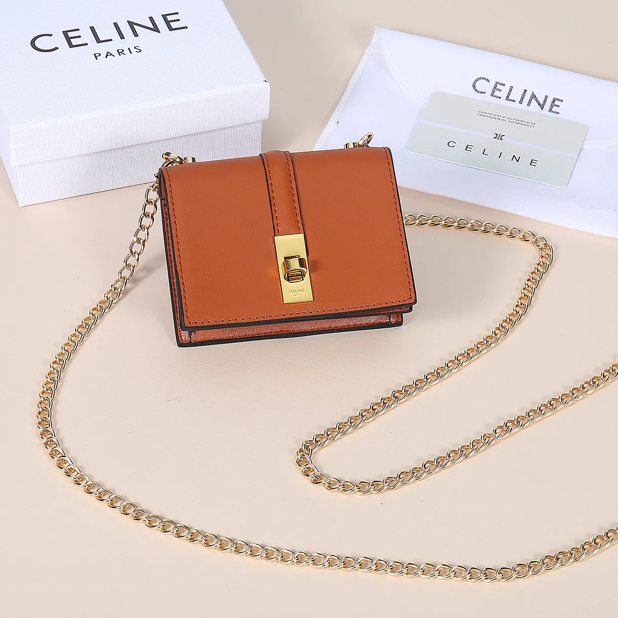 💰170, Celine's latest chain card holder, TRIOMPHE flip chain card holder, can be worn cross-body, classic cowhide with plain microfiber interior, rotating lock closure, 1 thickened main compartment, 2 inner card slots. No.: 10M472 Size: 10.5x8.5x3 cm