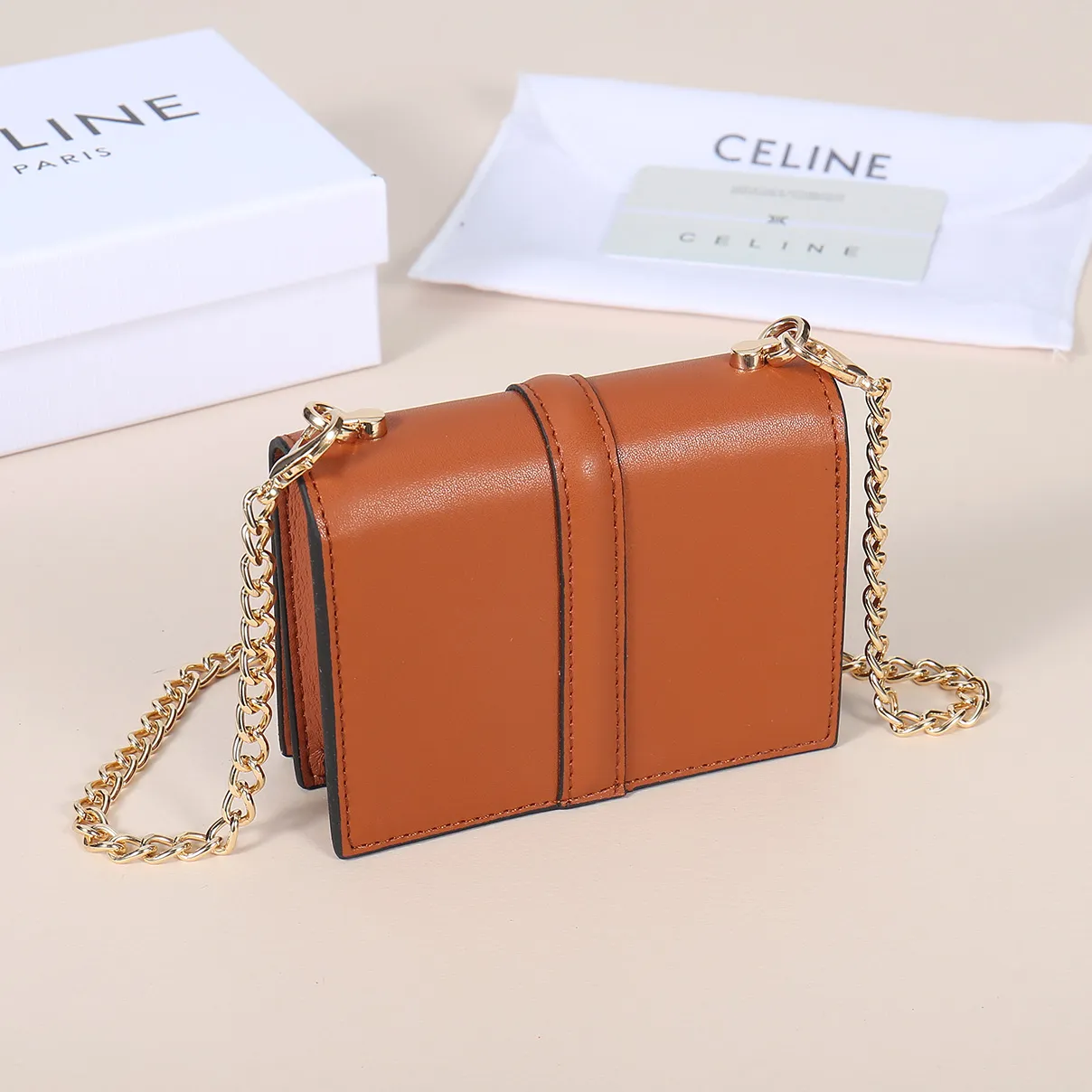 💰170, Celine's latest chain card holder, TRIOMPHE flip chain card holder, can be worn cross-body, classic cowhide with plain microfiber interior, rotating lock closure, 1 thickened main compartment, 2 inner card slots. No.: 10M472 Size: 10.5x8.5x3 cm