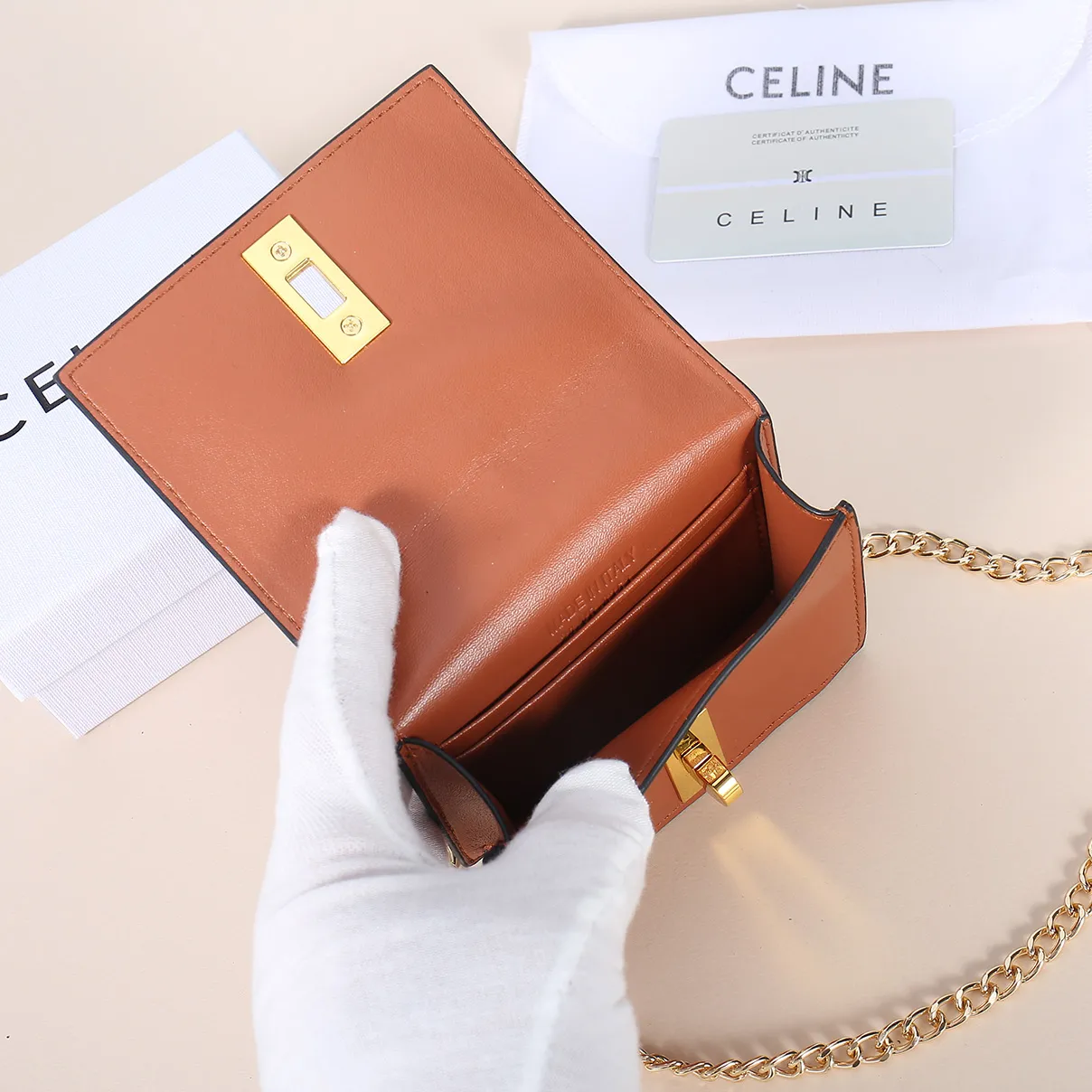 💰170, Celine's latest chain card holder, TRIOMPHE flip chain card holder, can be worn cross-body, classic cowhide with plain microfiber interior, rotating lock closure, 1 thickened main compartment, 2 inner card slots. No.: 10M472 Size: 10.5x8.5x3 cm