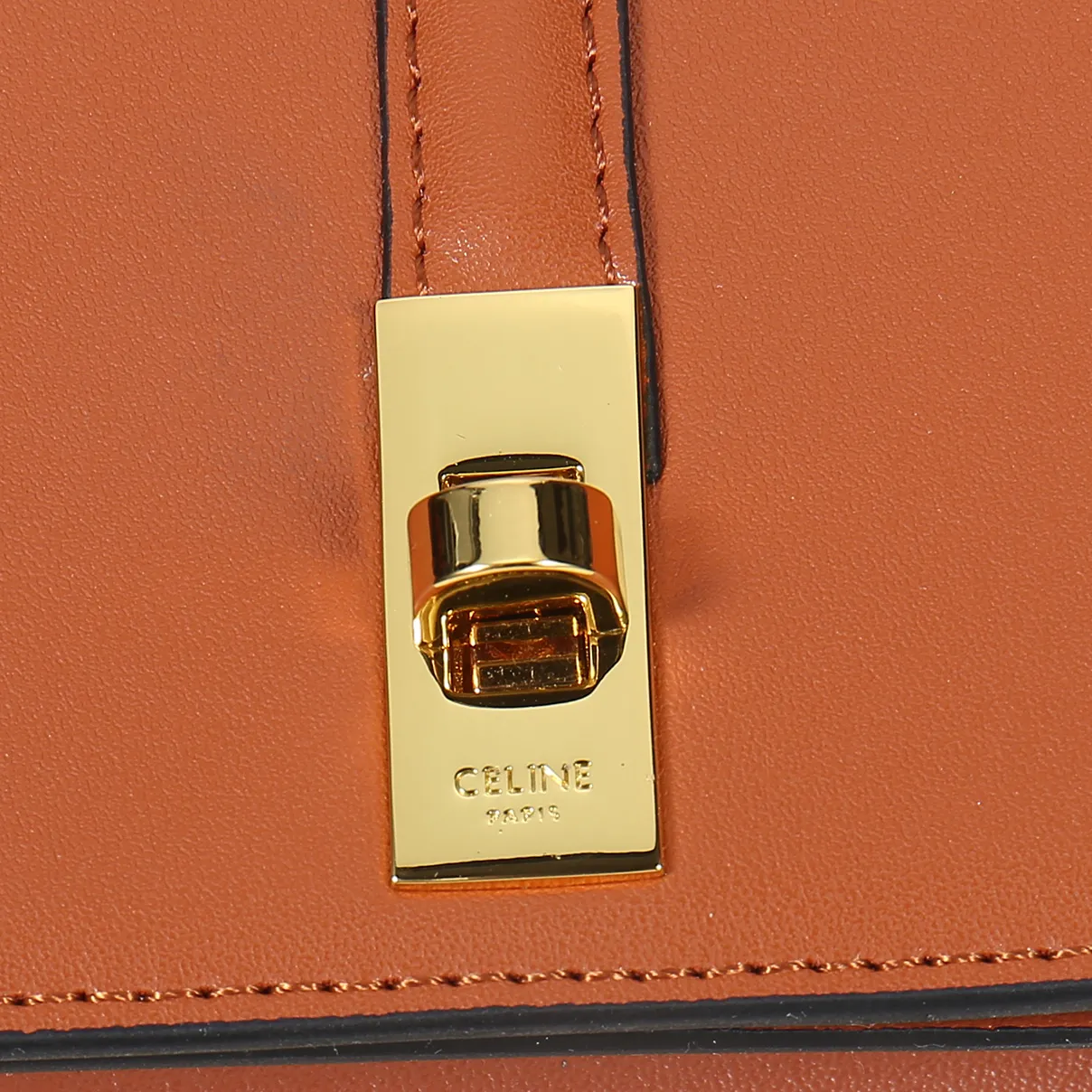 💰170, Celine's latest chain card holder, TRIOMPHE flip chain card holder, can be worn cross-body, classic cowhide with plain microfiber interior, rotating lock closure, 1 thickened main compartment, 2 inner card slots. No.: 10M472 Size: 10.5x8.5x3 cm