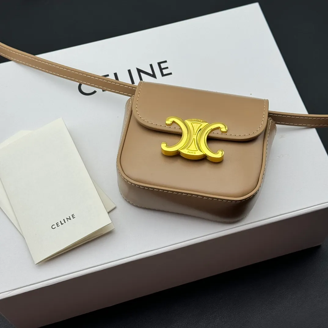 💰230 💎Upgraded original version💖 Comes with gift box 𝗖𝗘𝗟𝗜𝗡𝗘 | 𝗧𝗥𝗜𝗢𝗠𝗣𝗛𝗘 𝗠𝗜𝗡𝗜 Arc de Triomphe Mini Crossbody Bag〰️ Gray# (Calfskin) Arc de Triomphe and minimalist inspiration collide. Beautiful to the core. The shape of the bag is simply the golden ratio. Small and delicate. The more you look at it, the better it looks. It gives people a French gentle style🍃. Carrying it on the body is like an exquisite work of art. Made of genuine Italian leather. The texture of the leather is perfect. 𝑠　𝑧𝑒: 𝟭𝟭*𝟴*𝟰𝒄𝒎 Model: 101513/10I513
