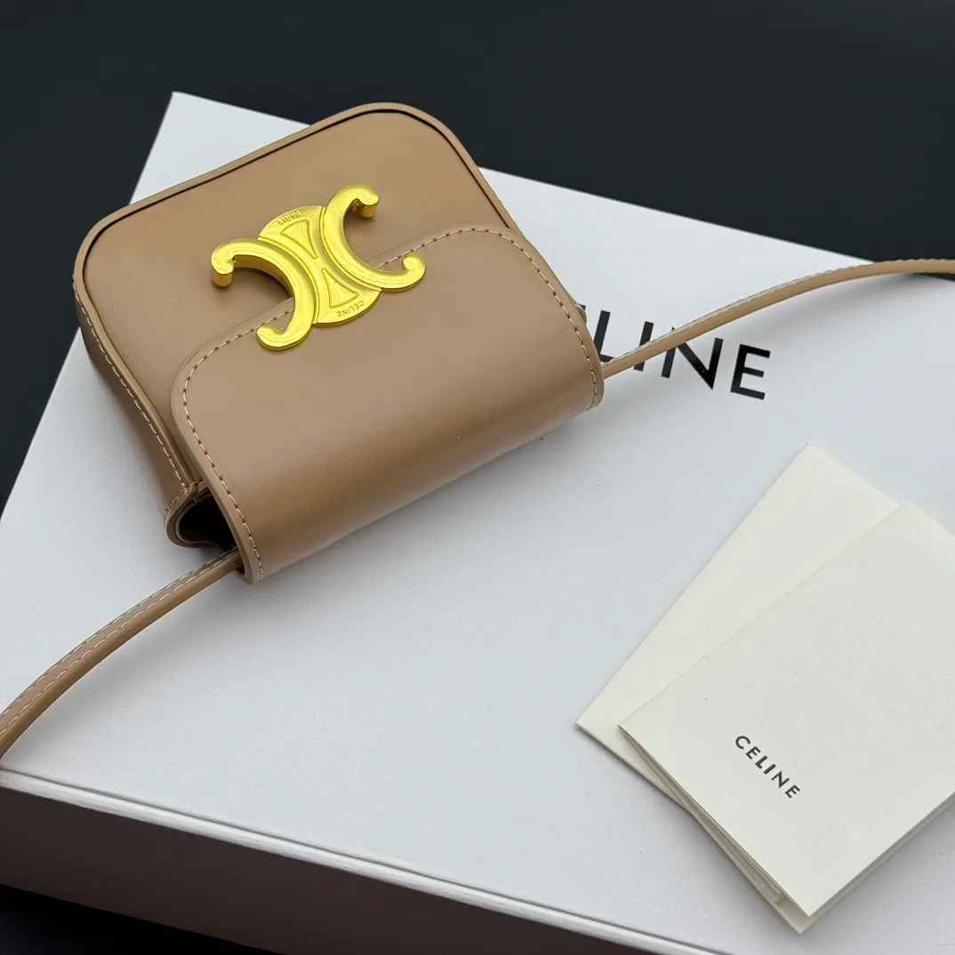 💰230 💎Upgraded original version💖 Comes with gift box 𝗖𝗘𝗟𝗜𝗡𝗘 | 𝗧𝗥𝗜𝗢𝗠𝗣𝗛𝗘 𝗠𝗜𝗡𝗜 Arc de Triomphe Mini Crossbody Bag〰️ Gray# (Calfskin) Arc de Triomphe and minimalist inspiration collide. Beautiful to the core. The shape of the bag is simply the golden ratio. Small and delicate. The more you look at it, the better it looks. It gives people a French gentle style🍃. Carrying it on the body is like an exquisite work of art. Made of genuine Italian leather. The texture of the leather is perfect. 𝑠　𝑧𝑒: 𝟭𝟭*𝟴*𝟰𝒄𝒎 Model: 101513/10I513