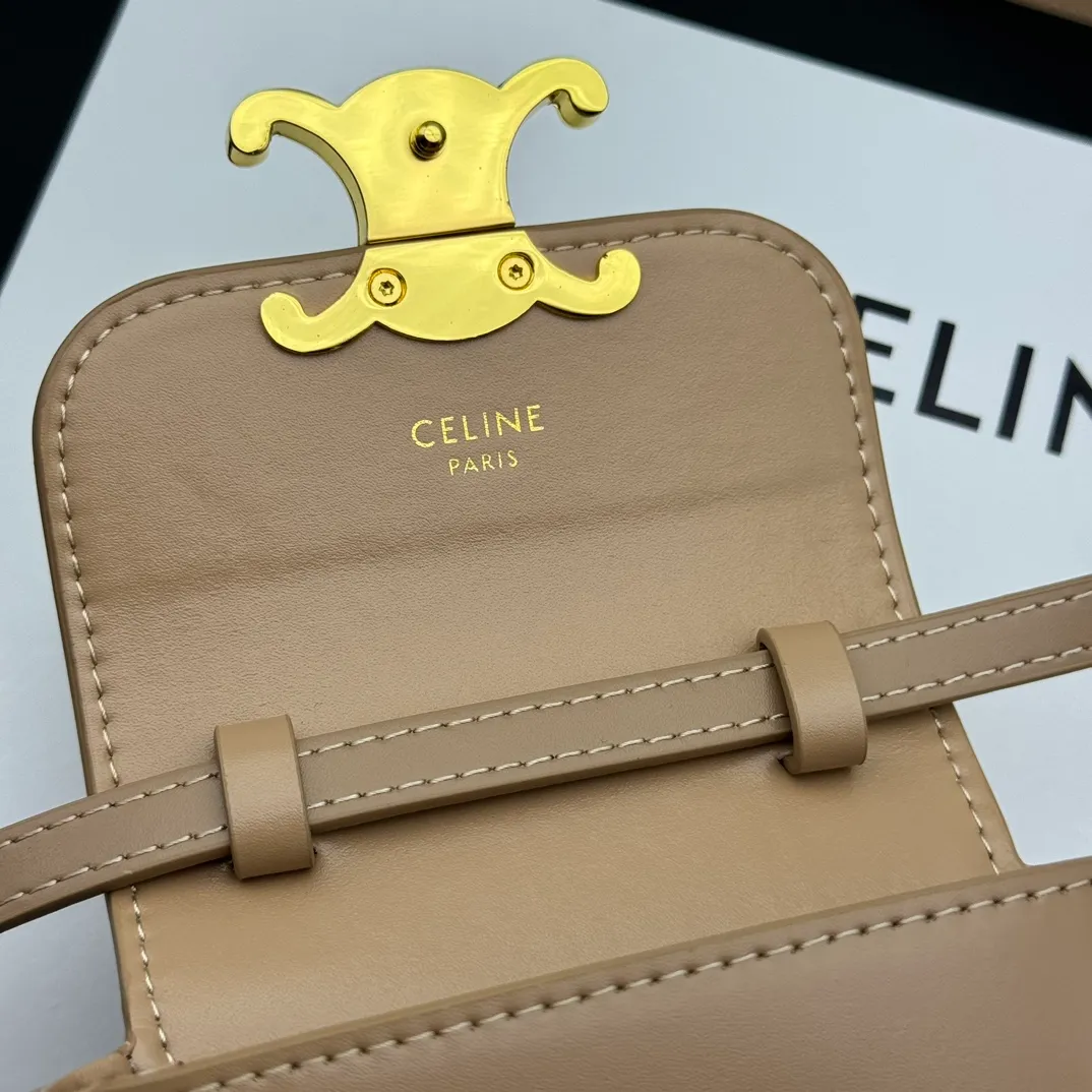 💰230 💎Upgraded original version💖 Comes with gift box 𝗖𝗘𝗟𝗜𝗡𝗘 | 𝗧𝗥𝗜𝗢𝗠𝗣𝗛𝗘 𝗠𝗜𝗡𝗜 Arc de Triomphe Mini Crossbody Bag〰️ Gray# (Calfskin) Arc de Triomphe and minimalist inspiration collide. Beautiful to the core. The shape of the bag is simply the golden ratio. Small and delicate. The more you look at it, the better it looks. It gives people a French gentle style🍃. Carrying it on the body is like an exquisite work of art. Made of genuine Italian leather. The texture of the leather is perfect. 𝑠　𝑧𝑒: 𝟭𝟭*𝟴*𝟰𝒄𝒎 Model: 101513/10I513