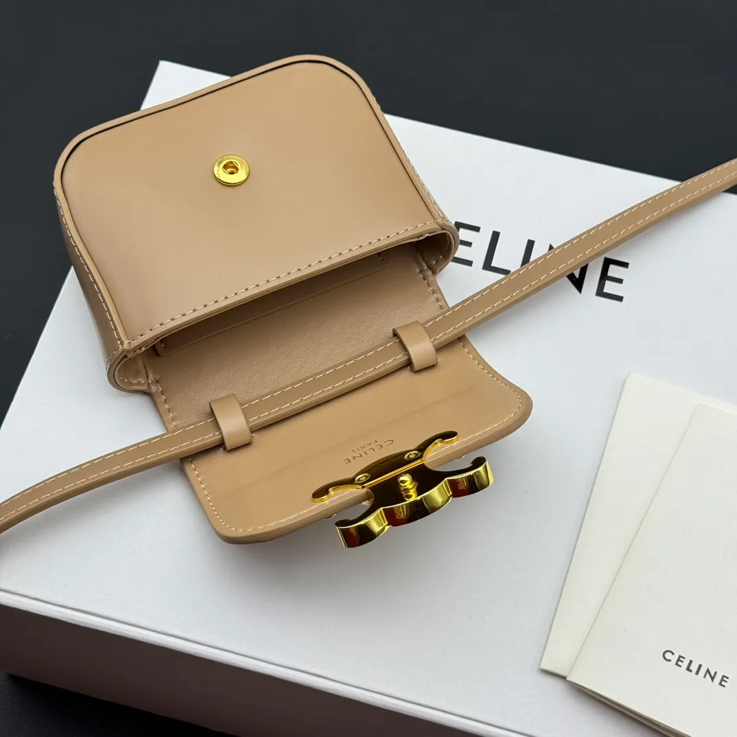 💰230 💎Upgraded original version💖 Comes with gift box 𝗖𝗘𝗟𝗜𝗡𝗘 | 𝗧𝗥𝗜𝗢𝗠𝗣𝗛𝗘 𝗠𝗜𝗡𝗜 Arc de Triomphe Mini Crossbody Bag〰️ Gray# (Calfskin) Arc de Triomphe and minimalist inspiration collide. Beautiful to the core. The shape of the bag is simply the golden ratio. Small and delicate. The more you look at it, the better it looks. It gives people a French gentle style🍃. Carrying it on the body is like an exquisite work of art. Made of genuine Italian leather. The texture of the leather is perfect. 𝑠　𝑧𝑒: 𝟭𝟭*𝟴*𝟰𝒄𝒎 Model: 101513/10I513