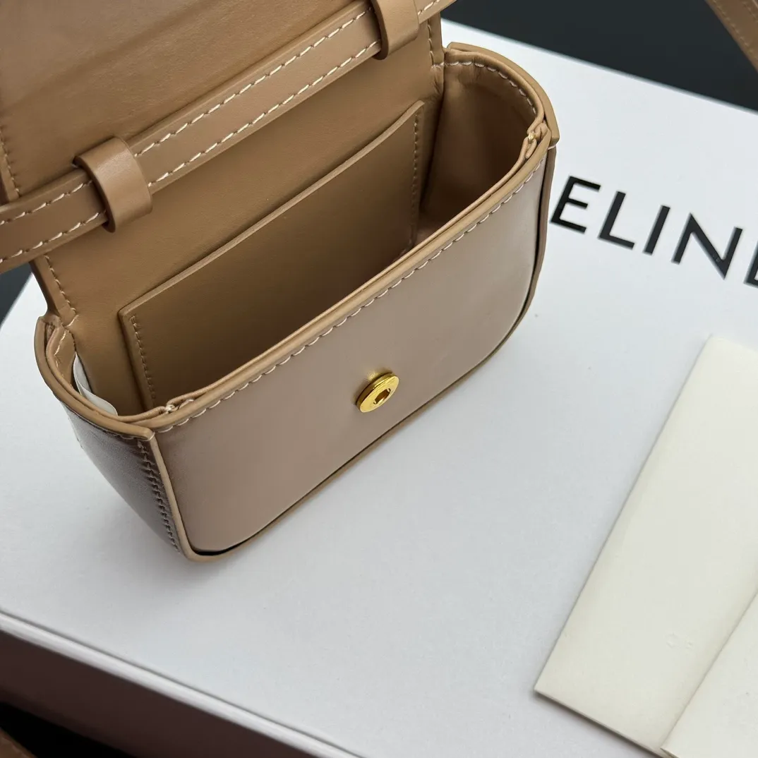 💰230 💎Upgraded original version💖 Comes with gift box 𝗖𝗘𝗟𝗜𝗡𝗘 | 𝗧𝗥𝗜𝗢𝗠𝗣𝗛𝗘 𝗠𝗜𝗡𝗜 Arc de Triomphe Mini Crossbody Bag〰️ Gray# (Calfskin) Arc de Triomphe and minimalist inspiration collide. Beautiful to the core. The shape of the bag is simply the golden ratio. Small and delicate. The more you look at it, the better it looks. It gives people a French gentle style🍃. Carrying it on the body is like an exquisite work of art. Made of genuine Italian leather. The texture of the leather is perfect. 𝑠　𝑧𝑒: 𝟭𝟭*𝟴*𝟰𝒄𝒎 Model: 101513/10I513