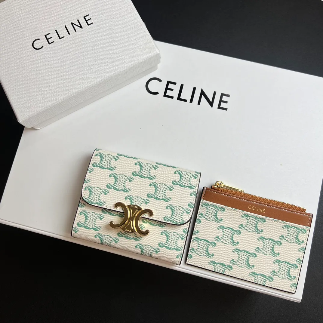 💰150 💎Top quality 🇫🇷 Triumph green💓 𝗖𝗘𝗟𝗜𝗡𝗘 Arc de Triomphe wallet 2-in-1, full calfskin, second layer leather, non-super transferable ‼ ️ Celine’s new glossy cow leather short coin purse ❤️ TRIOMPHE metallic snaps A small item that enhances taste, a classic and popular model. It is good-looking and easy to use. It is small and portable. All kinds of bank cards and ID documents are easy to throw around. You no longer have to worry about not being able to find it. It is a daily essential item. 5 card slots, 1 banknote slot, 1 detachable card pocket. It is really full of everything even though it is small~ The wallet can be used for a long time without losing any money. The high-end packaging also gives you face, so go ahead. Model: 10l653DS3 / 16332 /10I653 Size: 9.5×7.5×3cm