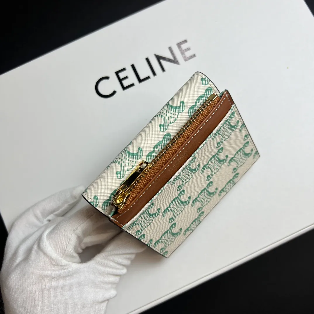 💰150 💎Top quality 🇫🇷 Triumph green💓 𝗖𝗘𝗟𝗜𝗡𝗘 Arc de Triomphe wallet 2-in-1, full calfskin, second layer leather, non-super transferable ‼ ️ Celine’s new glossy cow leather short coin purse ❤️ TRIOMPHE metallic snaps A small item that enhances taste, a classic and popular model. It is good-looking and easy to use. It is small and portable. All kinds of bank cards and ID documents are easy to throw around. You no longer have to worry about not being able to find it. It is a daily essential item. 5 card slots, 1 banknote slot, 1 detachable card pocket. It is really full of everything even though it is small~ The wallet can be used for a long time without losing any money. The high-end packaging also gives you face, so go ahead. Model: 10l653DS3 / 16332 /10I653 Size: 9.5×7.5×3cm