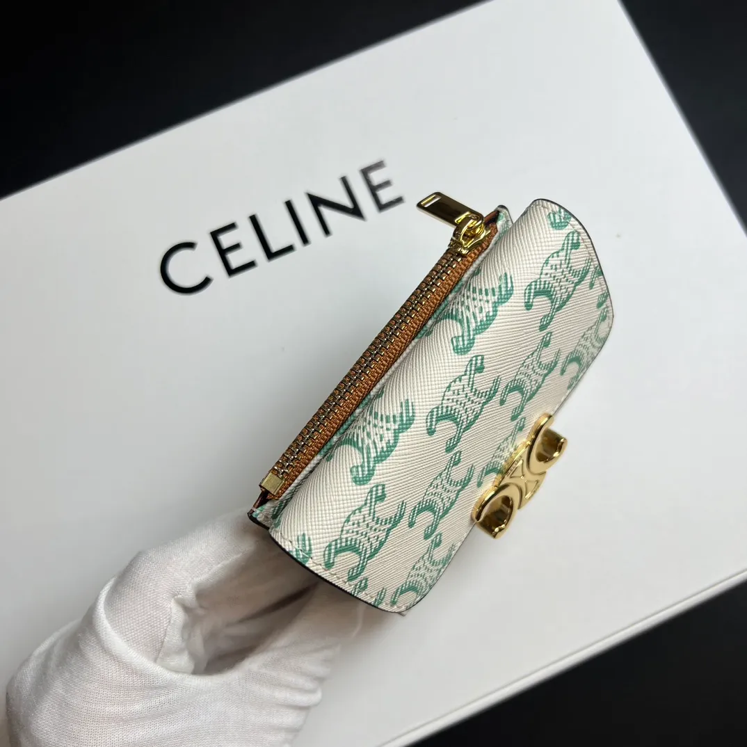 💰150 💎Top quality 🇫🇷 Triumph green💓 𝗖𝗘𝗟𝗜𝗡𝗘 Arc de Triomphe wallet 2-in-1, full calfskin, second layer leather, non-super transferable ‼ ️ Celine’s new glossy cow leather short coin purse ❤️ TRIOMPHE metallic snaps A small item that enhances taste, a classic and popular model. It is good-looking and easy to use. It is small and portable. All kinds of bank cards and ID documents are easy to throw around. You no longer have to worry about not being able to find it. It is a daily essential item. 5 card slots, 1 banknote slot, 1 detachable card pocket. It is really full of everything even though it is small~ The wallet can be used for a long time without losing any money. The high-end packaging also gives you face, so go ahead. Model: 10l653DS3 / 16332 /10I653 Size: 9.5×7.5×3cm