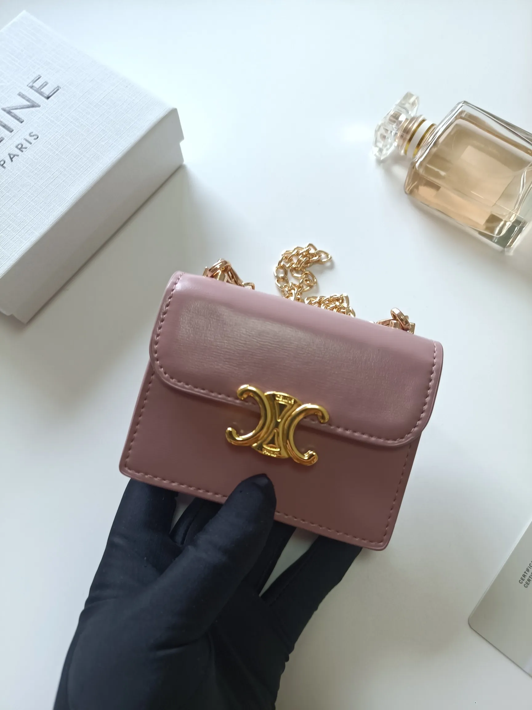 💰160 Celine's new chain TRIOMPHE business card bag, which can be worn cross-body, has a classic pattern with plain microfiber on the inside, gold-finished TRIOMPHE metal snap closure, 1 thickened main compartment, and 3 inner card slots. No.: 10N062 Size: 10.5x8.5x3 cm