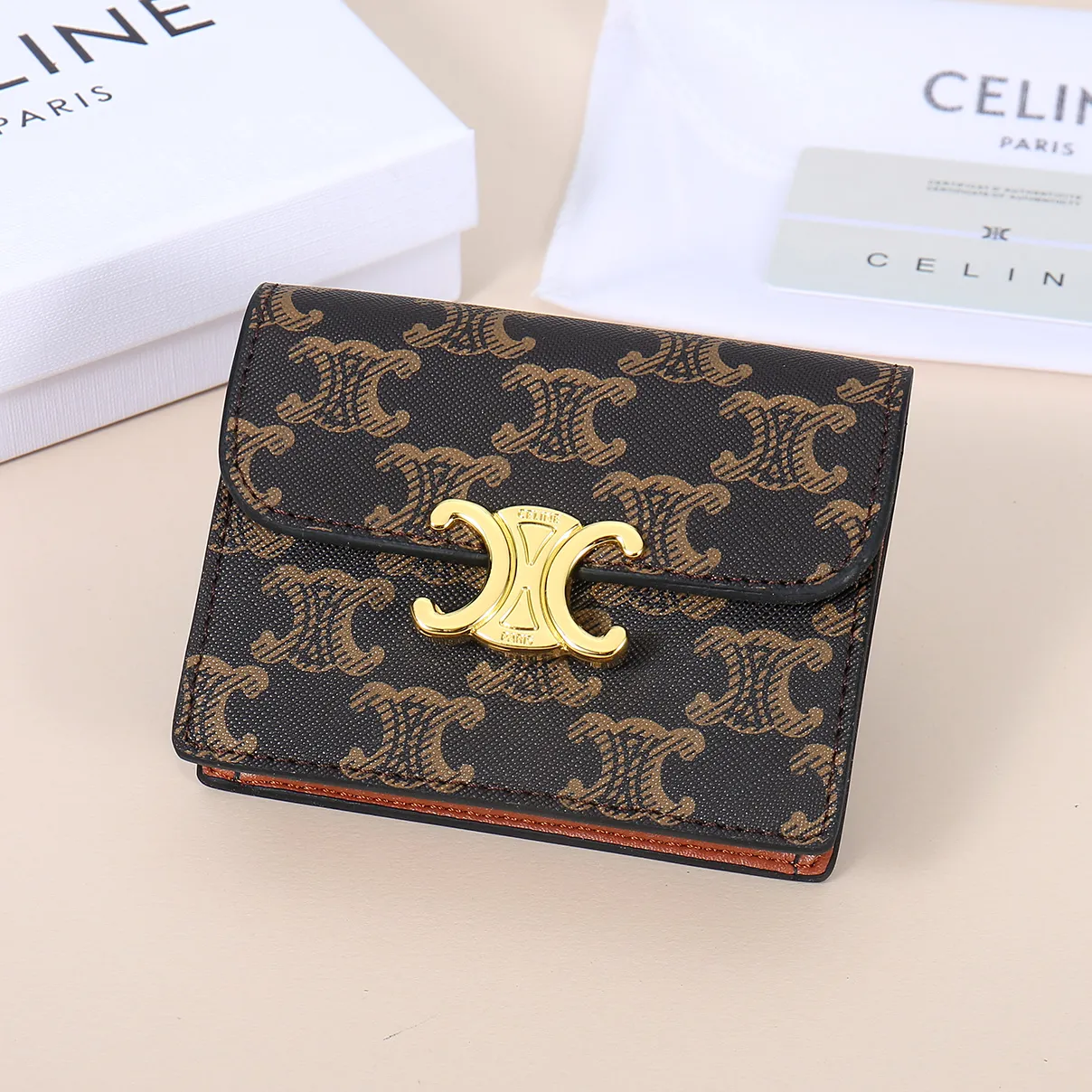 💰130, Celine's new card holder, TRIOMPHE business card holder, classic pattern large surface with plain microfiber interior, gold finish TRIOMPHE metal snap closure, 1 thickened main compartment, 3 inner card slots. No.: 10N063 Size: 10.5x8.5x3 cm