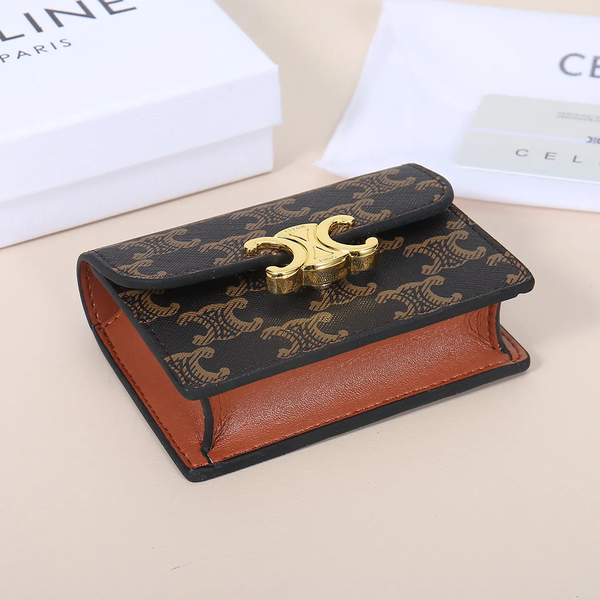 💰130, Celine's new card holder, TRIOMPHE business card holder, classic pattern large surface with plain microfiber interior, gold finish TRIOMPHE metal snap closure, 1 thickened main compartment, 3 inner card slots. No.: 10N063 Size: 10.5x8.5x3 cm