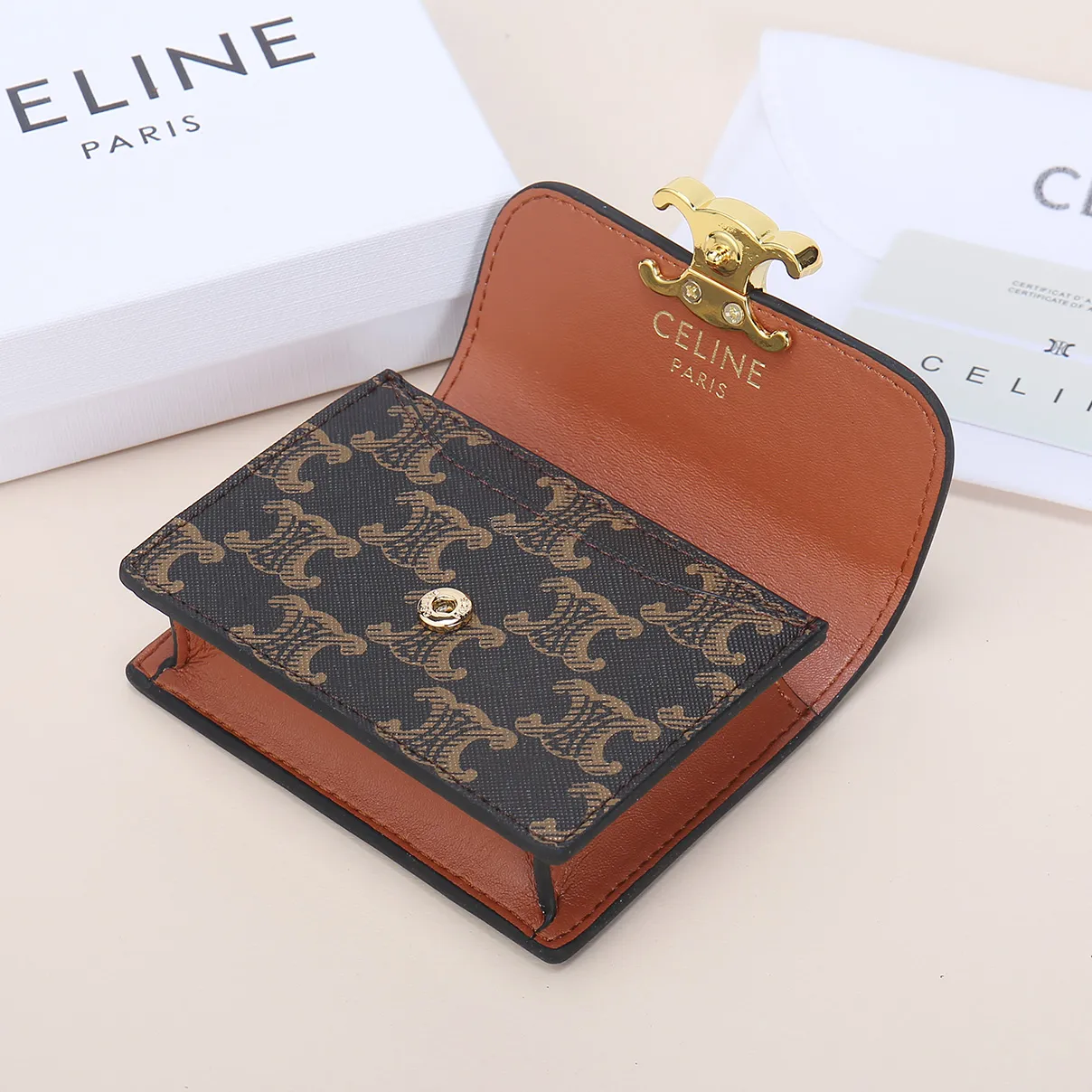 💰130, Celine's new card holder, TRIOMPHE business card holder, classic pattern large surface with plain microfiber interior, gold finish TRIOMPHE metal snap closure, 1 thickened main compartment, 3 inner card slots. No.: 10N063 Size: 10.5x8.5x3 cm