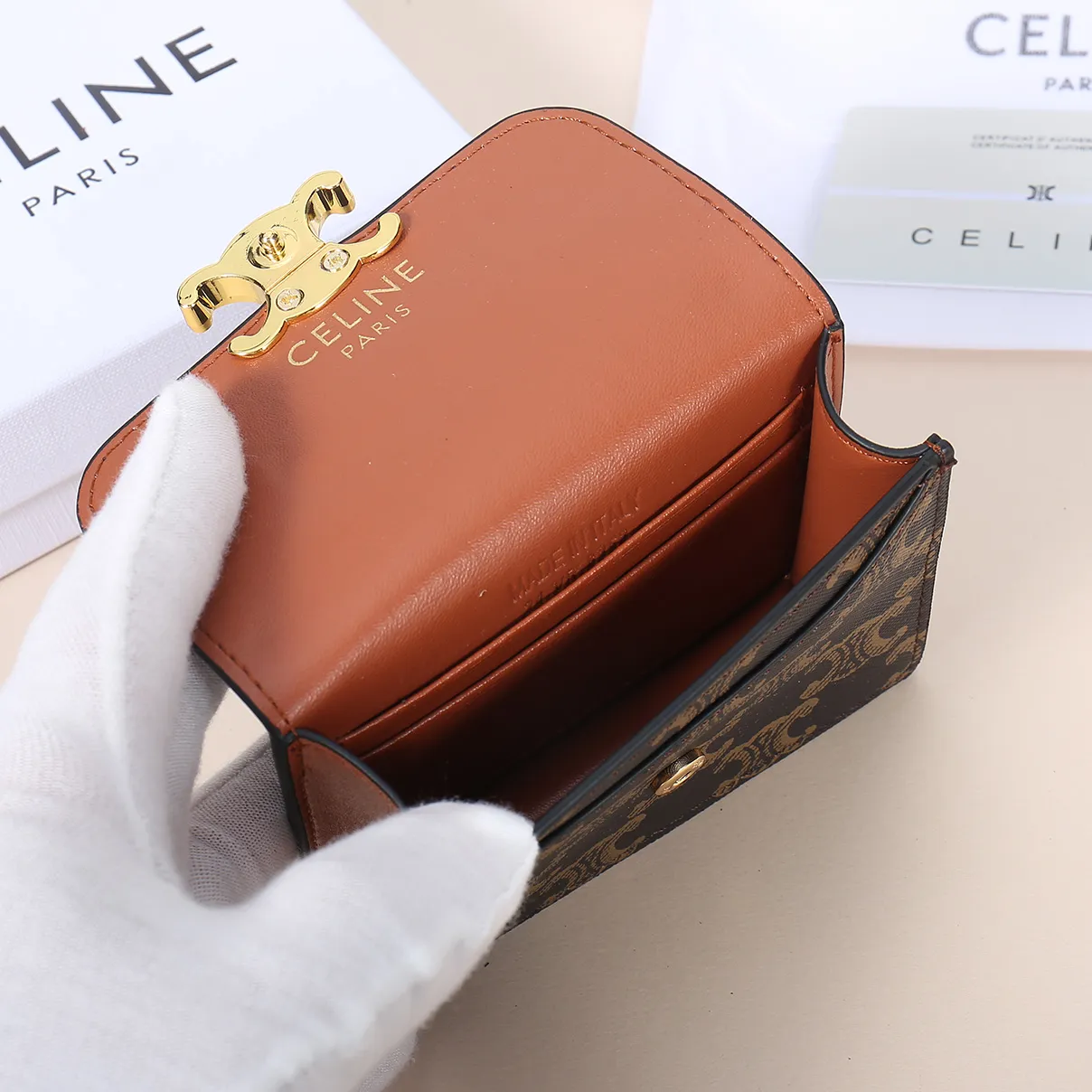 💰130, Celine's new card holder, TRIOMPHE business card holder, classic pattern large surface with plain microfiber interior, gold finish TRIOMPHE metal snap closure, 1 thickened main compartment, 3 inner card slots. No.: 10N063 Size: 10.5x8.5x3 cm