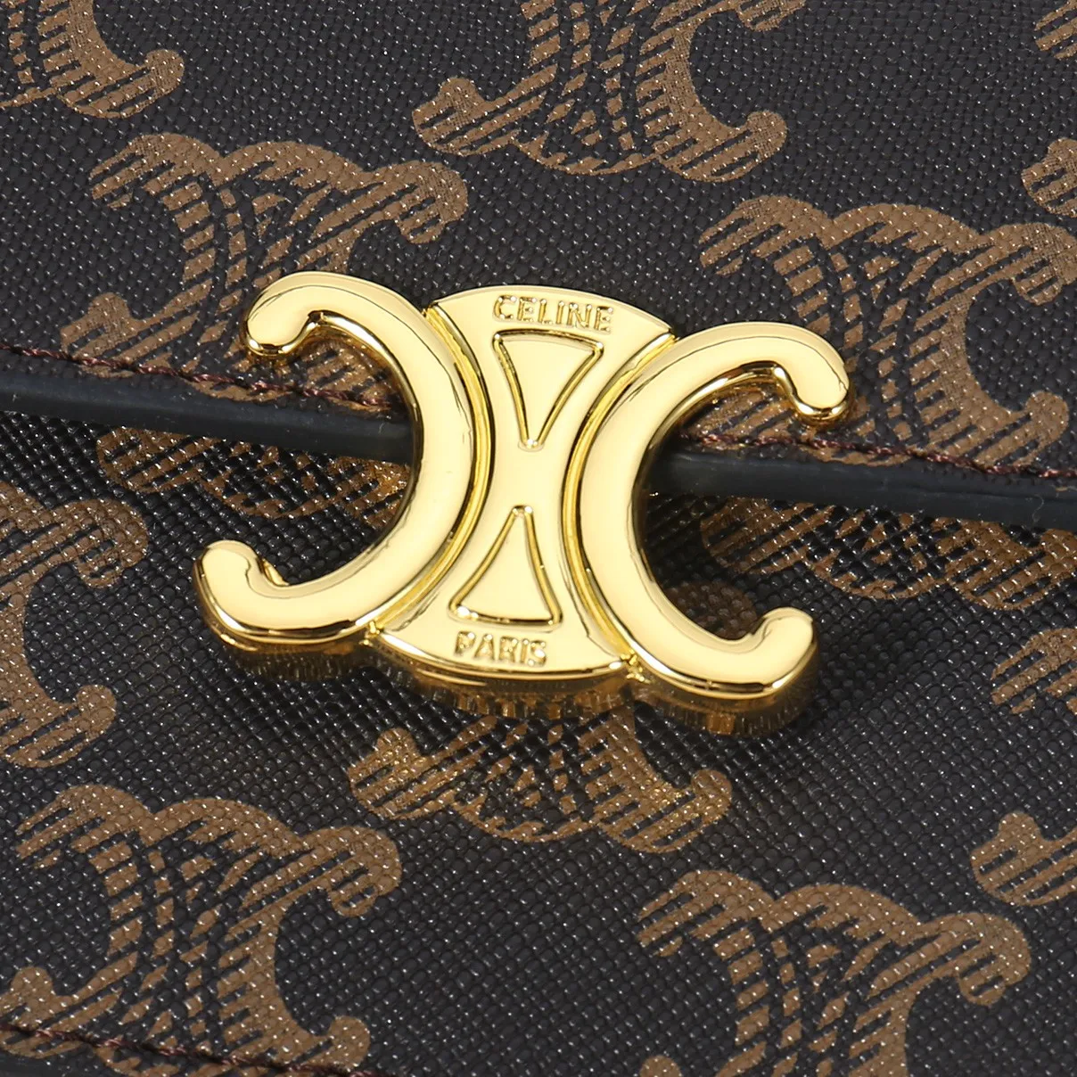 💰130, Celine's new card holder, TRIOMPHE business card holder, classic pattern large surface with plain microfiber interior, gold finish TRIOMPHE metal snap closure, 1 thickened main compartment, 3 inner card slots. No.: 10N063 Size: 10.5x8.5x3 cm