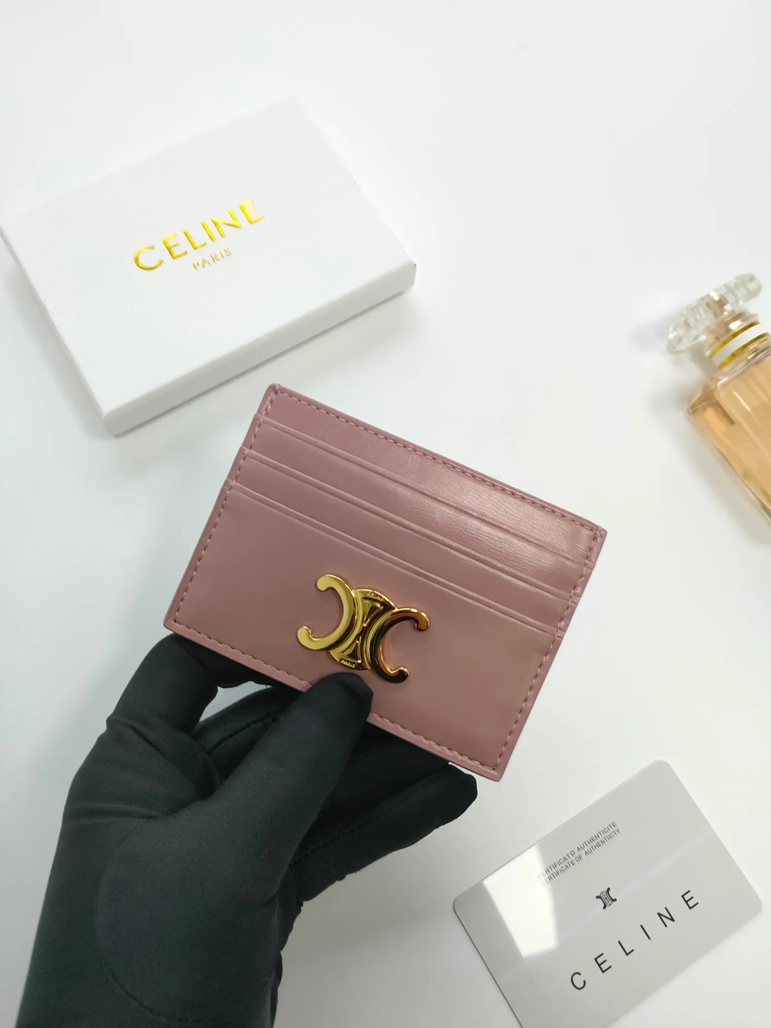 💰100💰CELINE's new embossed logo card holder, made of first-layer cowhide, two card slots + one middle pocket. Style number: 10L833 Size: 10.5×7cm