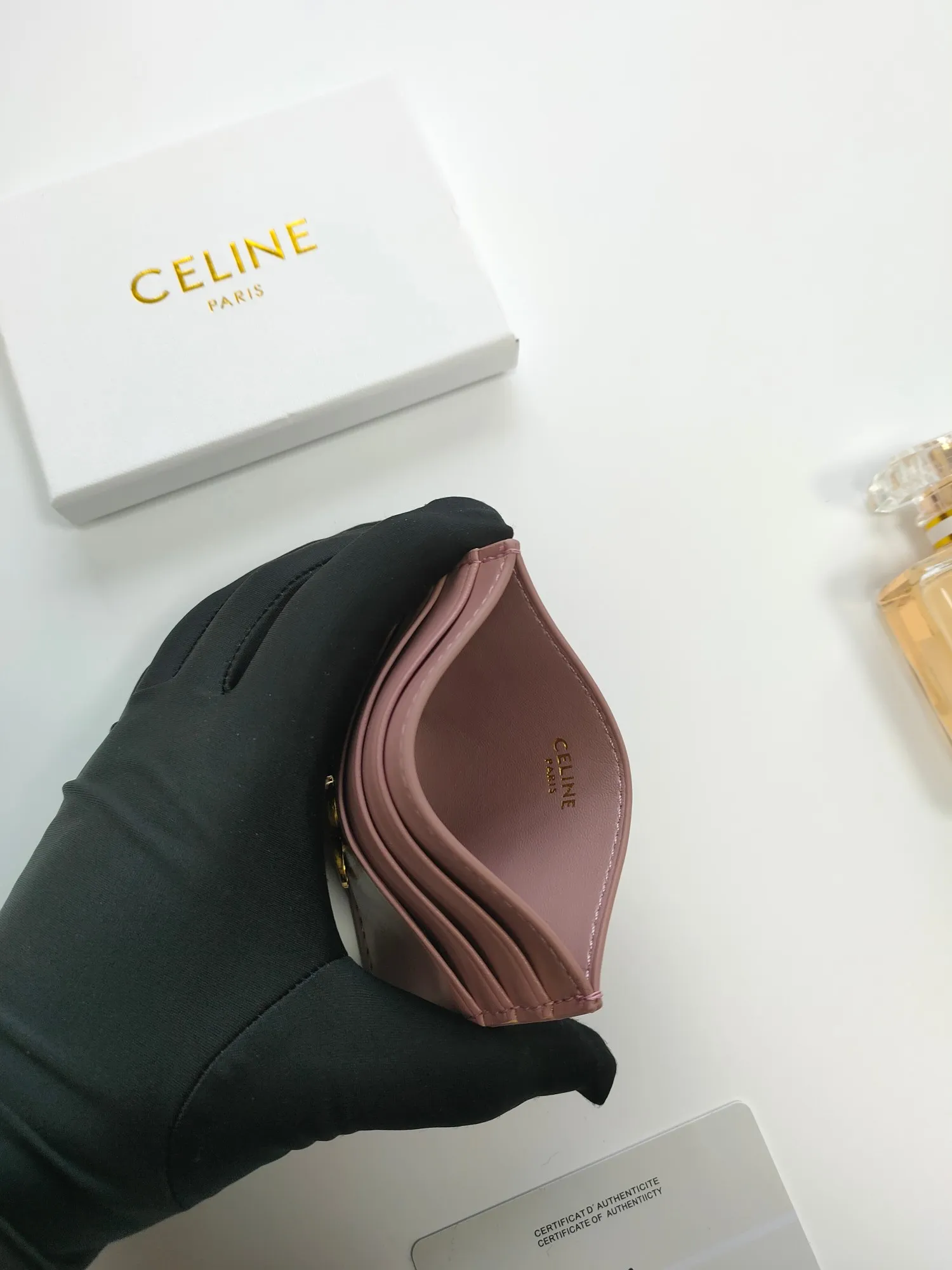💰100💰CELINE's new embossed logo card holder, made of first-layer cowhide, two card slots + one middle pocket. Style number: 10L833 Size: 10.5×7cm