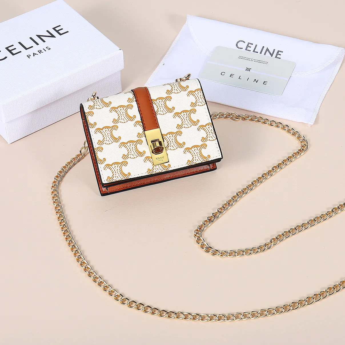 💰140, Celine's latest chain card holder, TRIOMPHE flip chain card holder, can be worn cross-body, classic pattern with plain microfiber interior, rotating lock closure, 1 thickened main compartment, 2 inner card slots. No.: 10M472 Size: 10.5x8.5x3 cm
