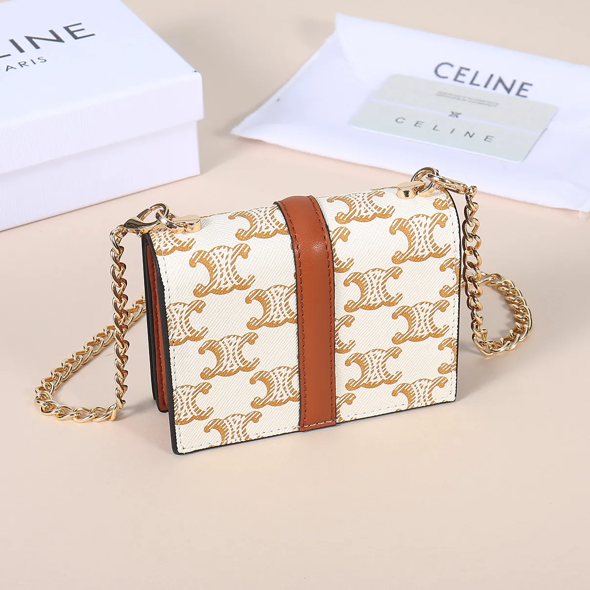 💰140, Celine's latest chain card holder, TRIOMPHE flip chain card holder, can be worn cross-body, classic pattern with plain microfiber interior, rotating lock closure, 1 thickened main compartment, 2 inner card slots. No.: 10M472 Size: 10.5x8.5x3 cm