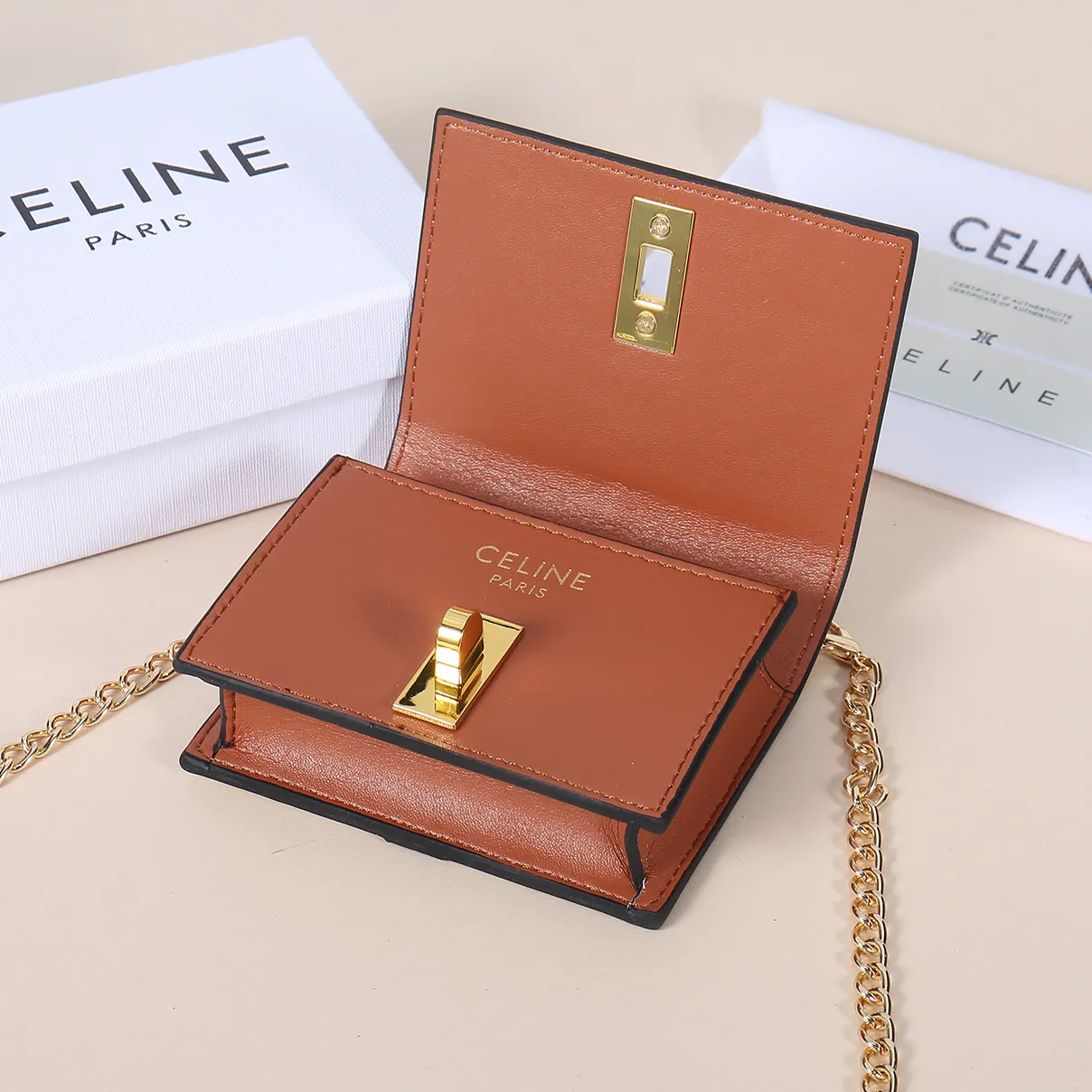 💰140, Celine's latest chain card holder, TRIOMPHE flip chain card holder, can be worn cross-body, classic pattern with plain microfiber interior, rotating lock closure, 1 thickened main compartment, 2 inner card slots. No.: 10M472 Size: 10.5x8.5x3 cm