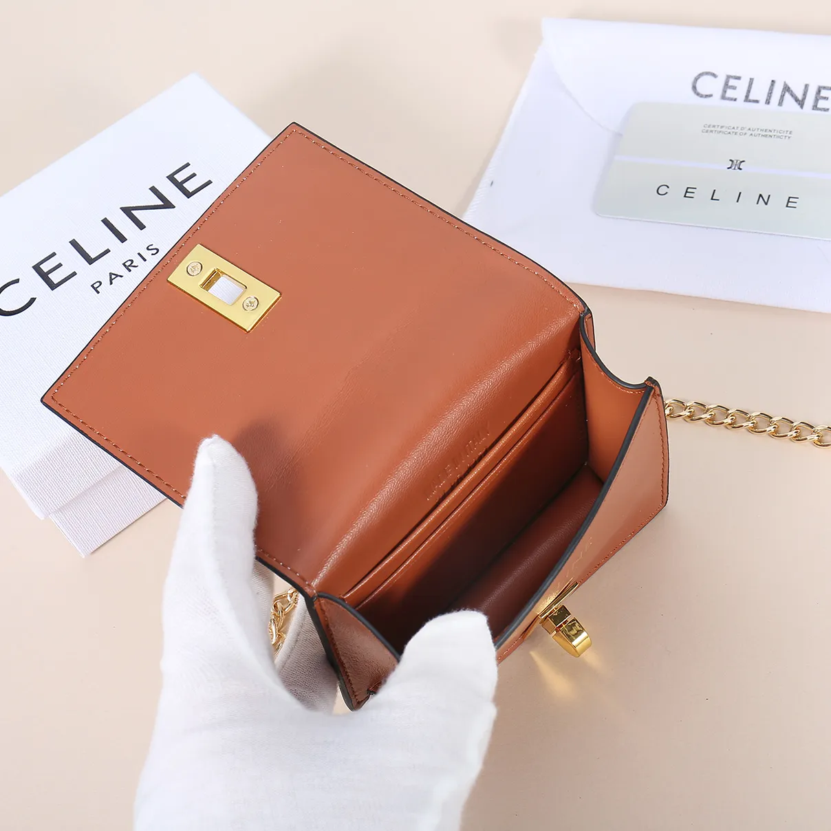 💰140, Celine's latest chain card holder, TRIOMPHE flip chain card holder, can be worn cross-body, classic pattern with plain microfiber interior, rotating lock closure, 1 thickened main compartment, 2 inner card slots. No.: 10M472 Size: 10.5x8.5x3 cm