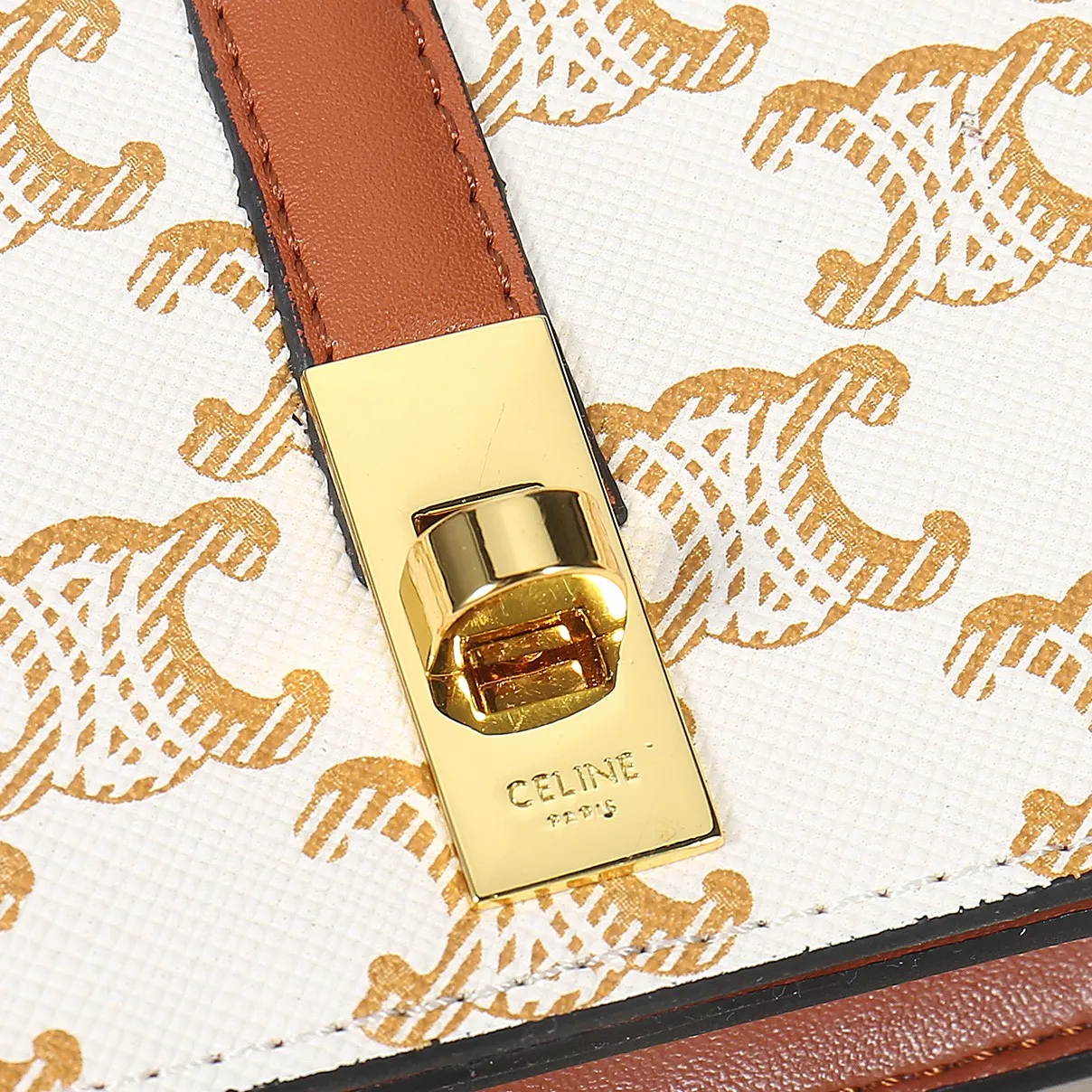 💰140, Celine's latest chain card holder, TRIOMPHE flip chain card holder, can be worn cross-body, classic pattern with plain microfiber interior, rotating lock closure, 1 thickened main compartment, 2 inner card slots. No.: 10M472 Size: 10.5x8.5x3 cm