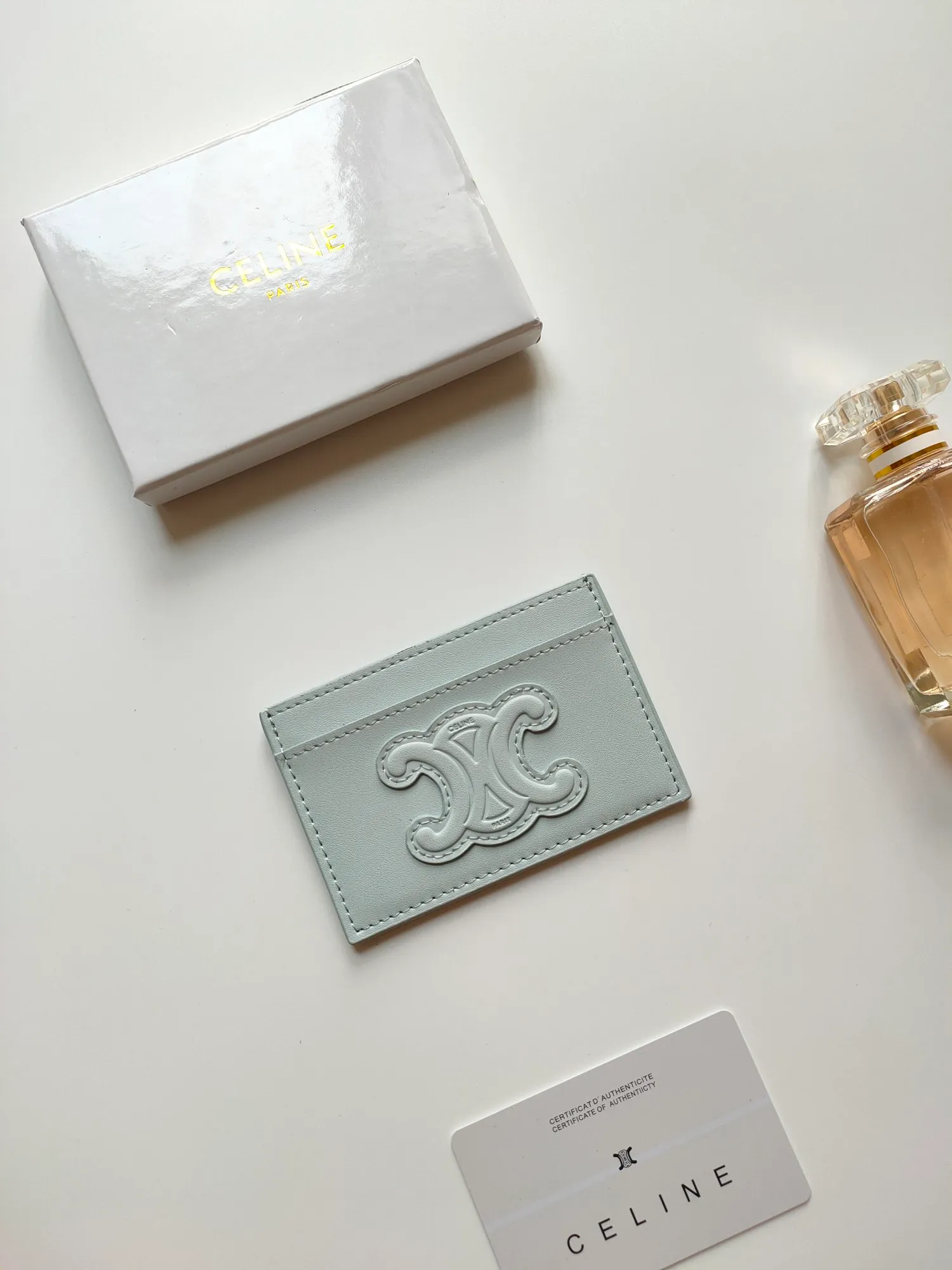 ￥90 CELINE's new embossed logo card holder, made of first-layer cowhide, two card slots + one middle pocket. Style number: 10B703 Size: 10.5 X 7cm