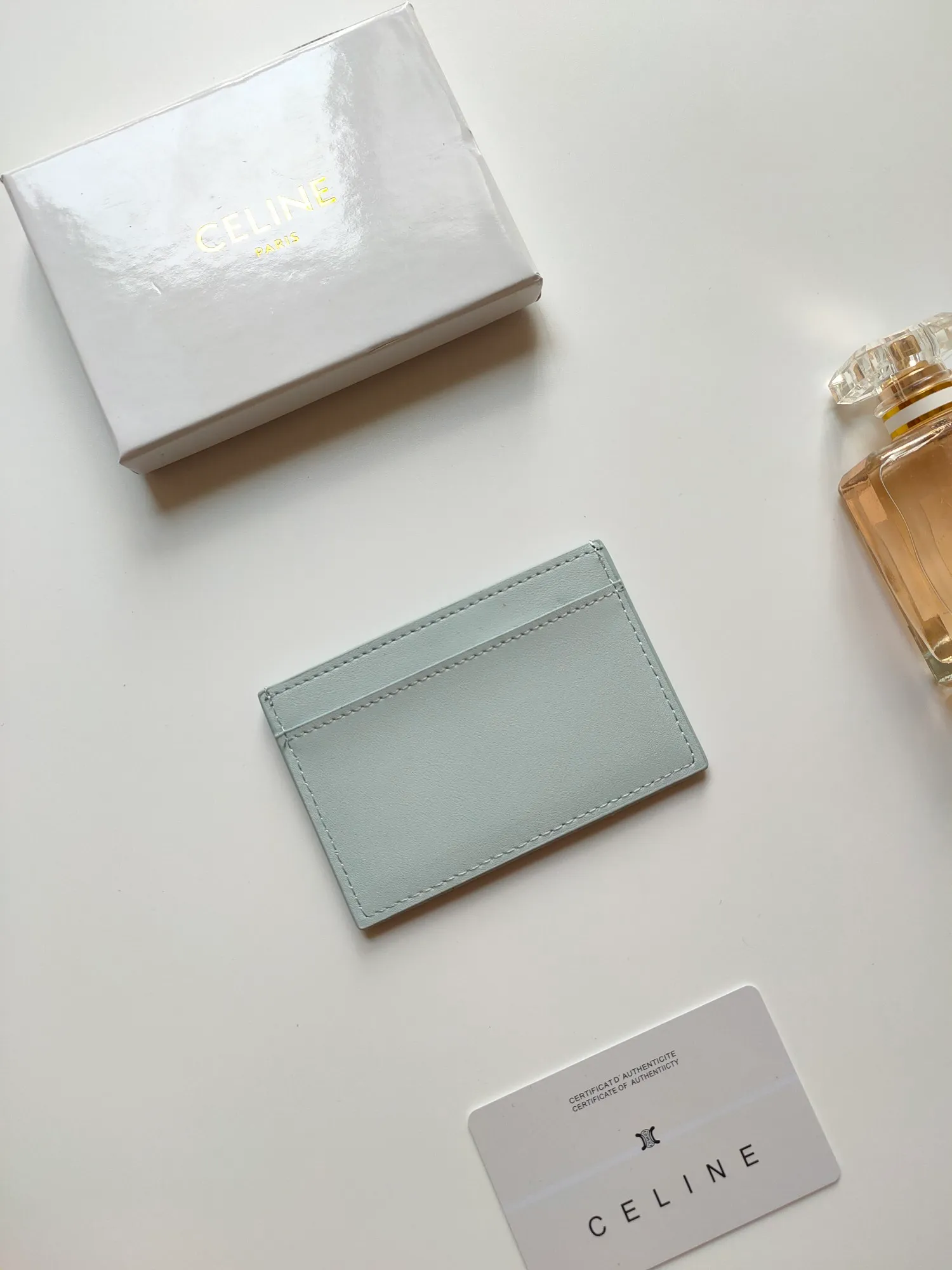 ￥90 CELINE's new embossed logo card holder, made of first-layer cowhide, two card slots + one middle pocket. Style number: 10B703 Size: 10.5 X 7cm
