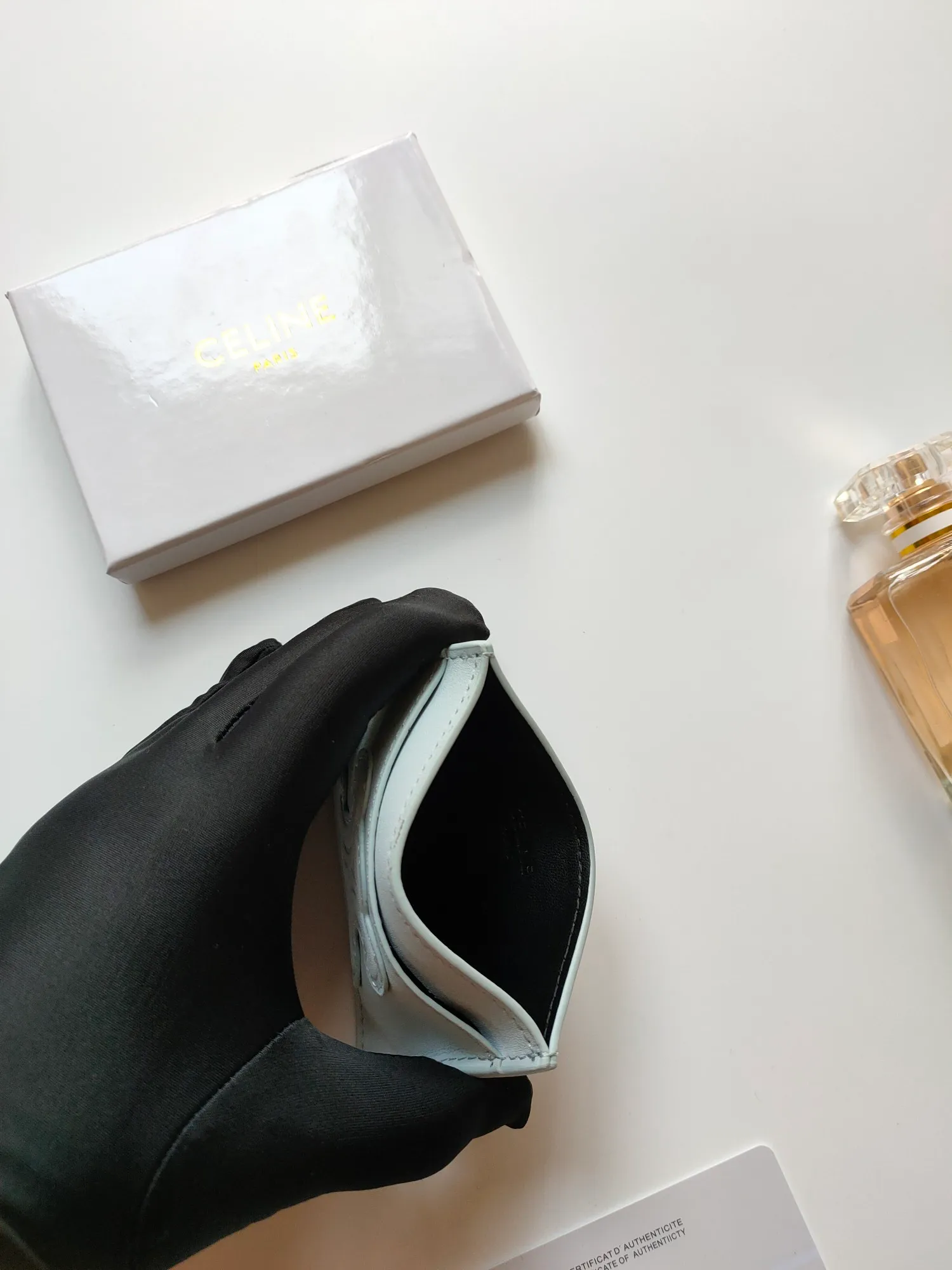 ￥90 CELINE's new embossed logo card holder, made of first-layer cowhide, two card slots + one middle pocket. Style number: 10B703 Size: 10.5 X 7cm