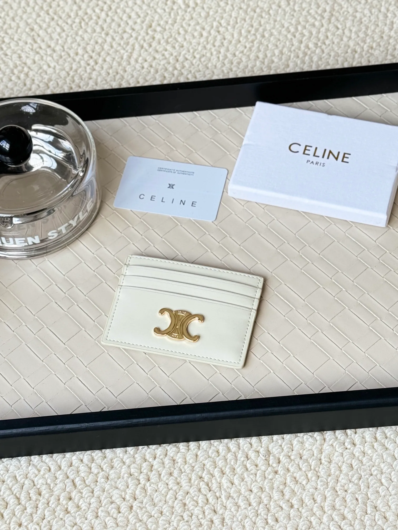 💰100 super mini card holder CELINE's new embossed logo card holder, made of first-layer cowhide, two card slots + one middle pocket Style number: 10L833 Size: 10.5×7cm