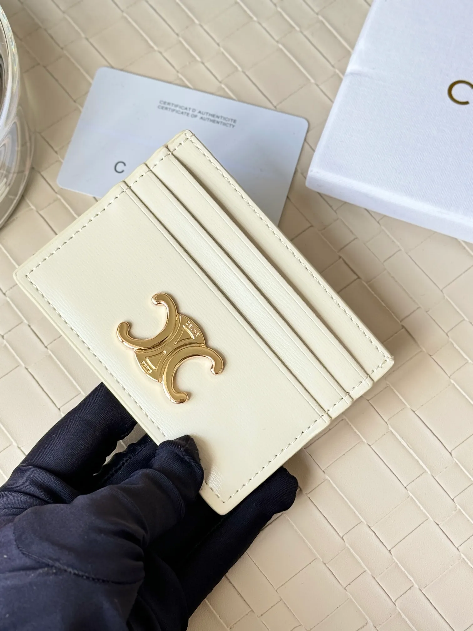 💰100 super mini card holder CELINE's new embossed logo card holder, made of first-layer cowhide, two card slots + one middle pocket Style number: 10L833 Size: 10.5×7cm