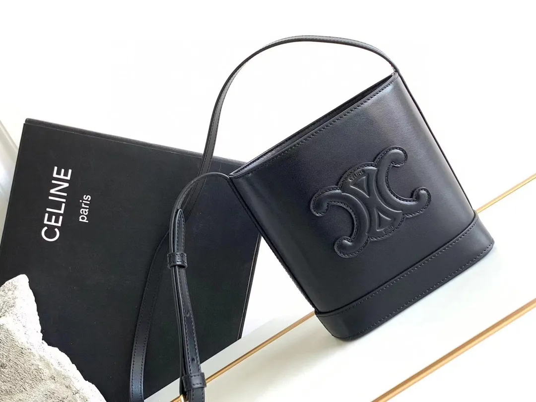 23s new spring and summer products｜CEL1N_E CUIR TRIOMPHE mini smooth cowhide leather bucket bag Recommended items🎁｜Celine’s limited edition mini buckets are cute💕The "little waste bag" series mini buckets are here~so cute, definitely a leader in reducing age👏The capacity is also good, it can hold mobile phones and small items necessary for going out. The upper body is too Q, fashionable and cute, super versatile 👗 Cow leather, lining: cow leather/fabric, can be worn cross-body and shoulder, snap button closure, 1 main compartment, inner card slot Size: 19.5 X 16 X 7 cm Number: 10L433ESM.24LP